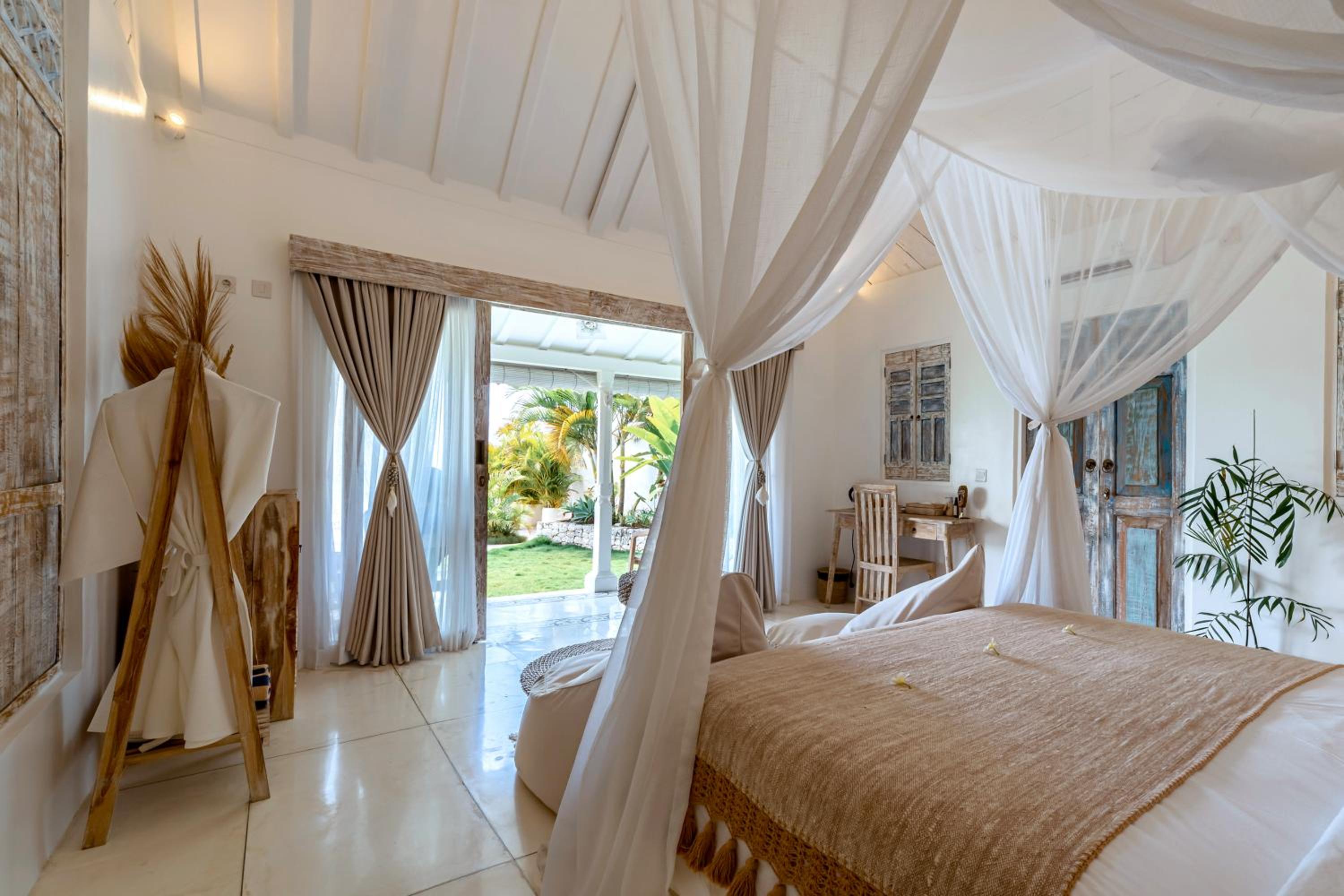 Junior Suite with Pool View - Photo 7