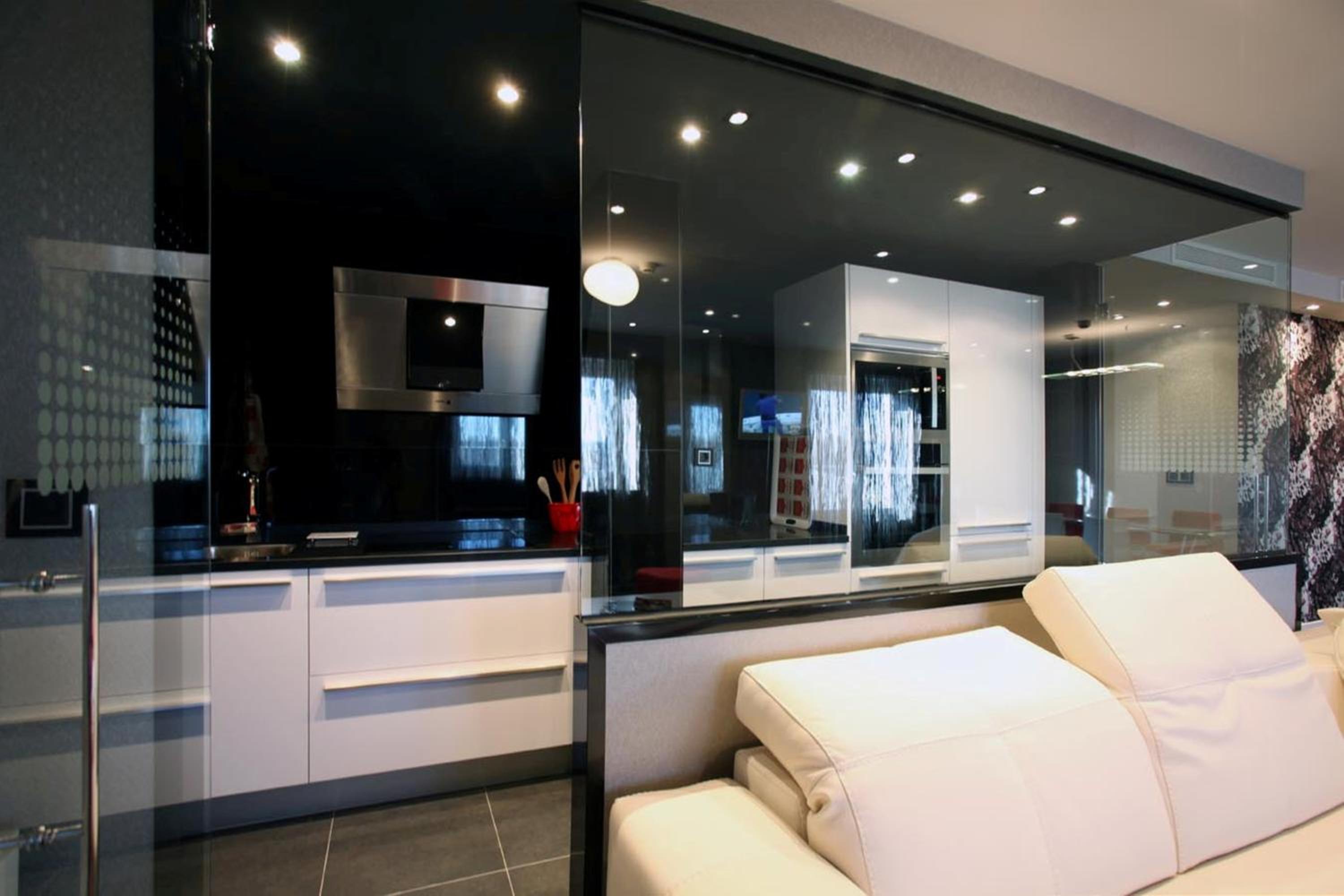 Deluxe One-Bedroom Apartment with Park View photo 3