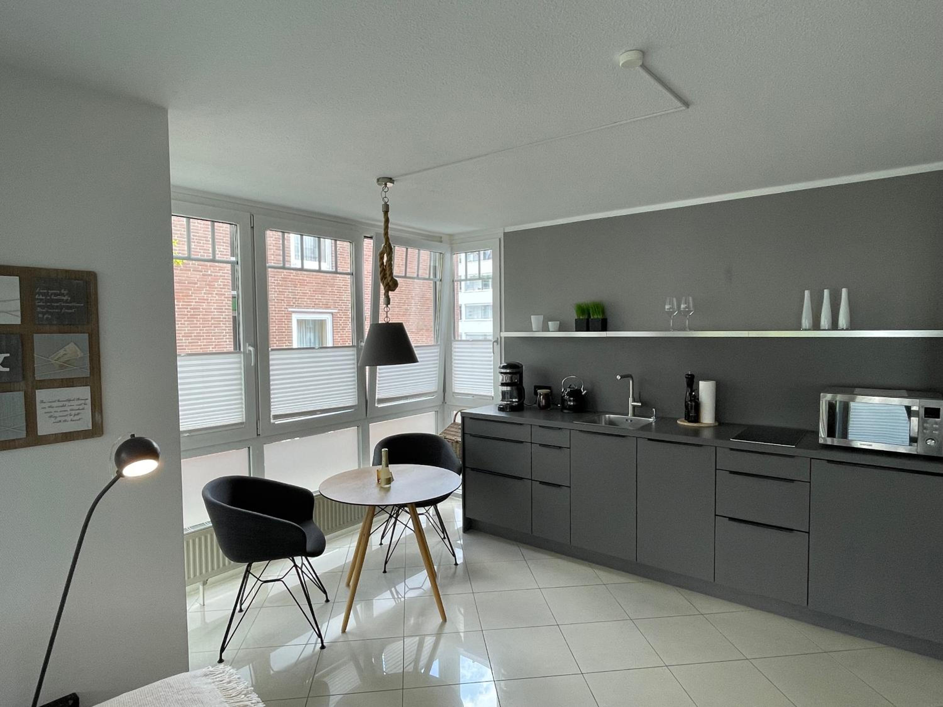Apartment with Balcony - Photo 3