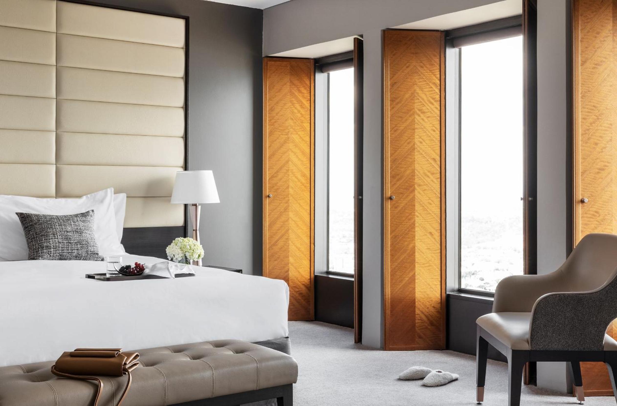 Junior Corner King Suite with Bay and River View