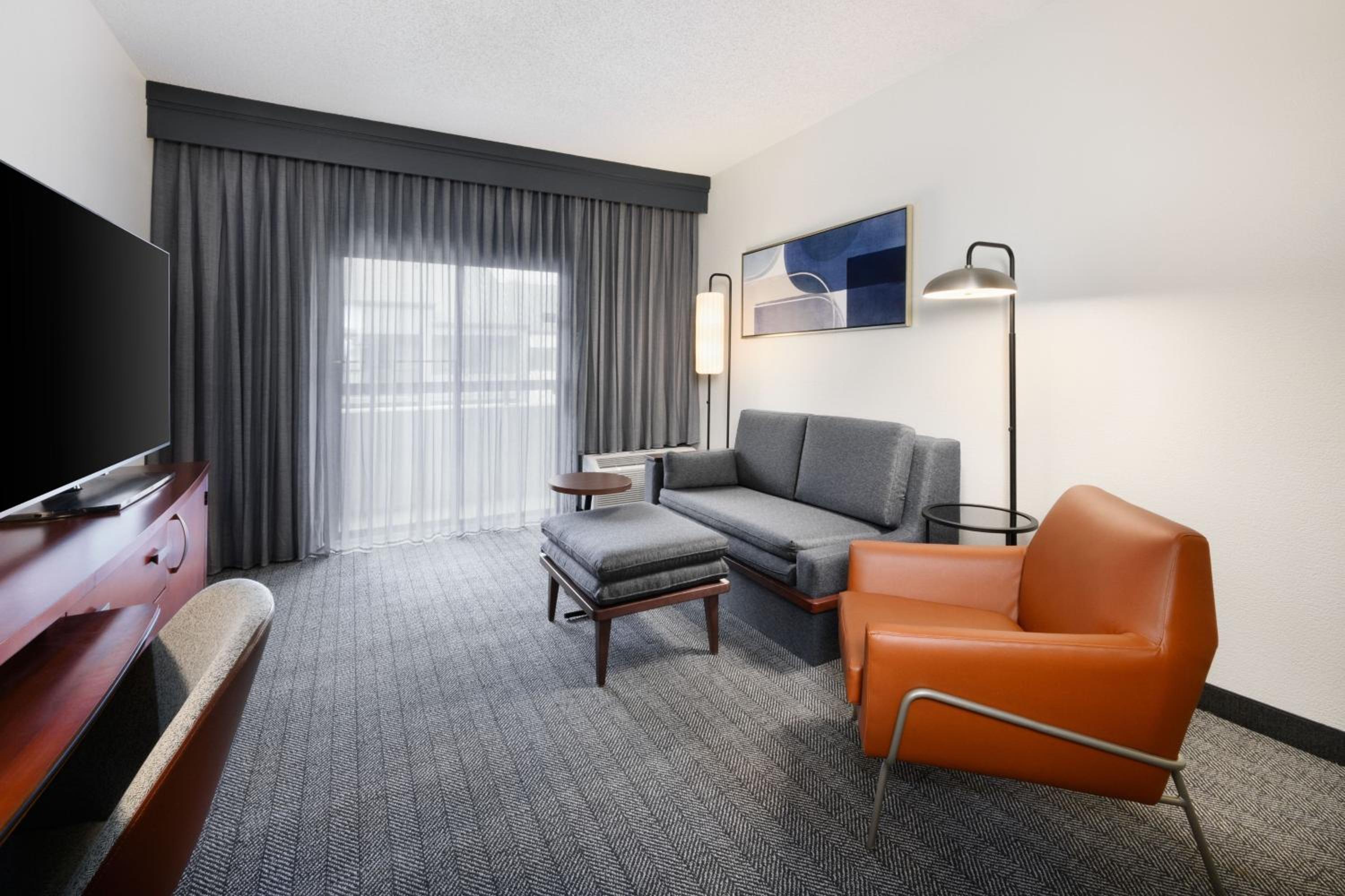 King Suite with Sofabed - Photo 3