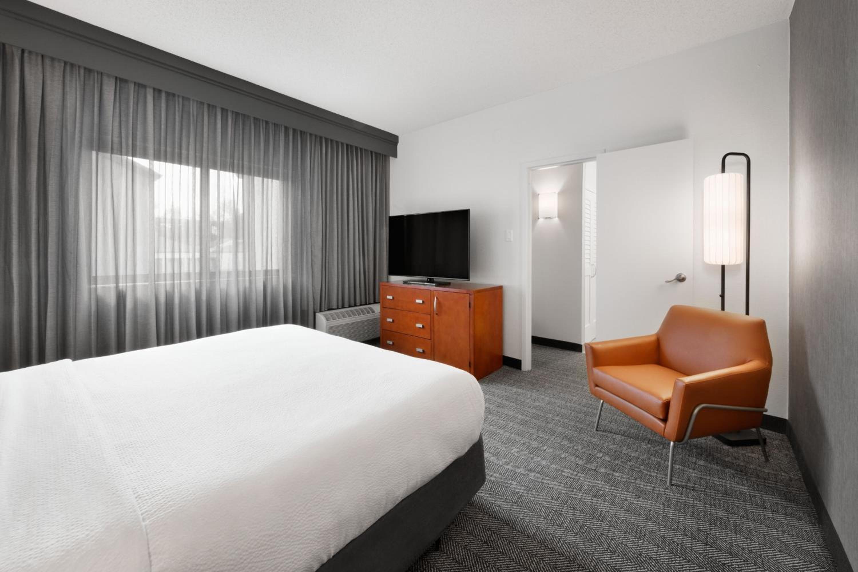 King Suite with Sofabed - Photo 4
