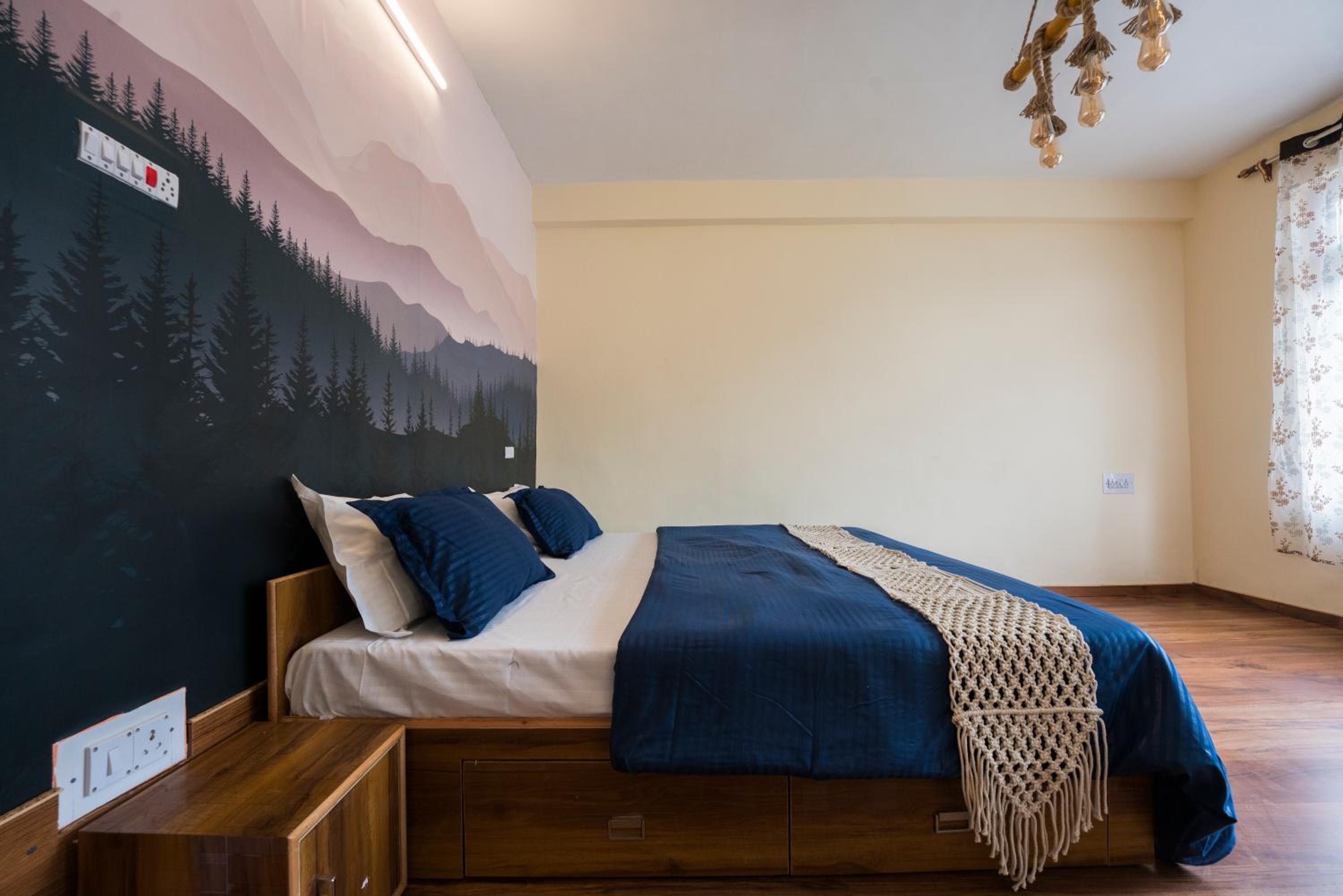 Queen Room With Shared Bathroom