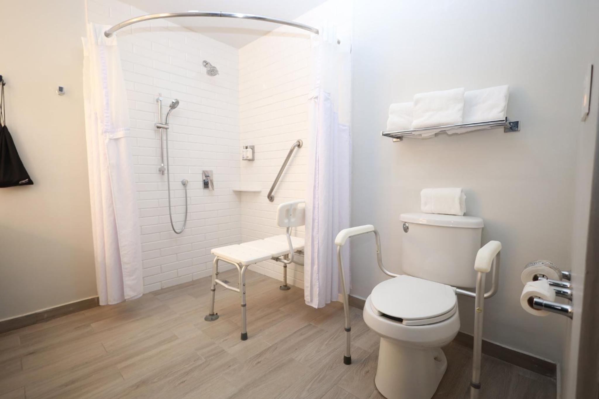 Standard King Room - Accessible - Photo 3