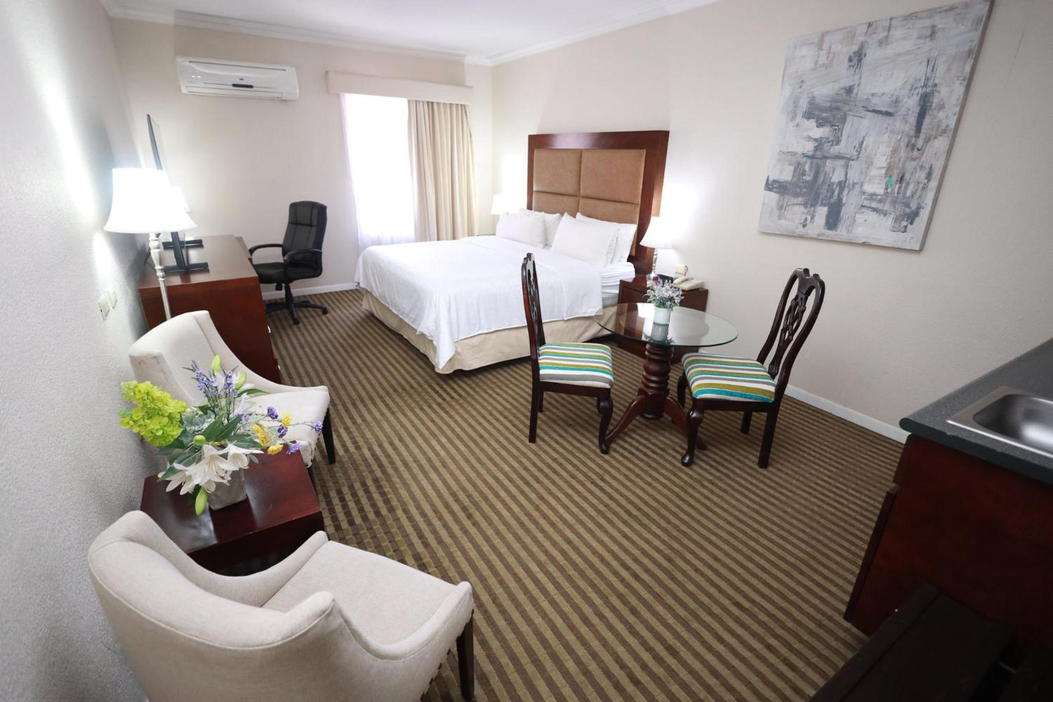 Junior King Suite - Photo 2