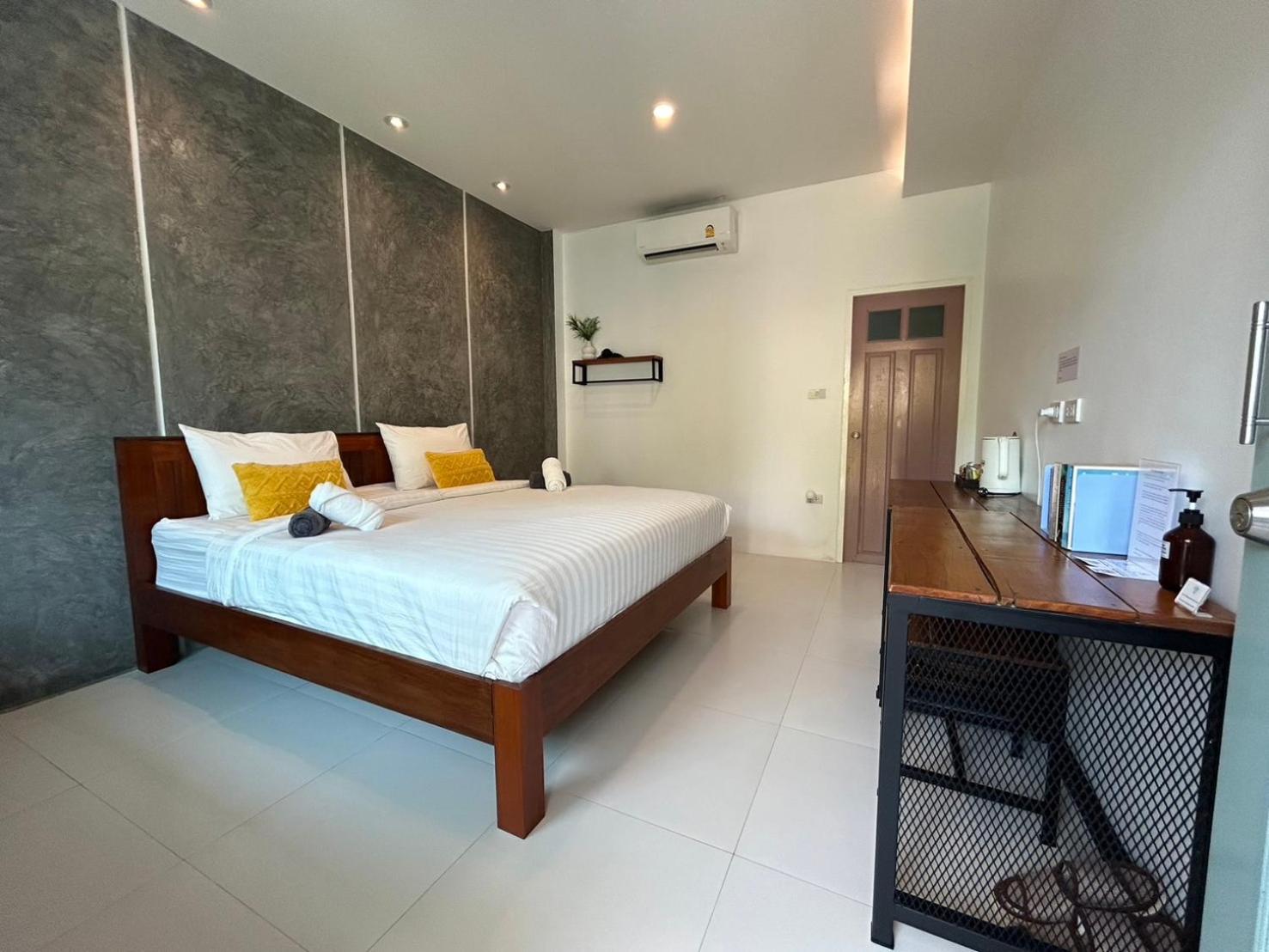 King Room with Pool View - Photo 1