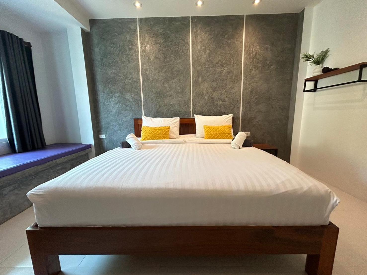 King Room with Pool View - Photo 6
