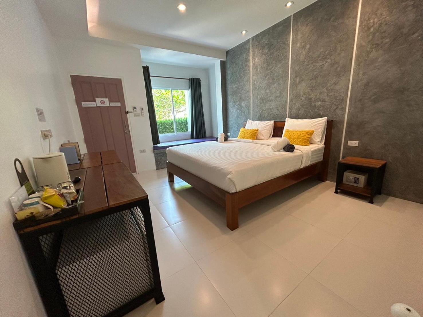 King Room with Pool View - Photo 8