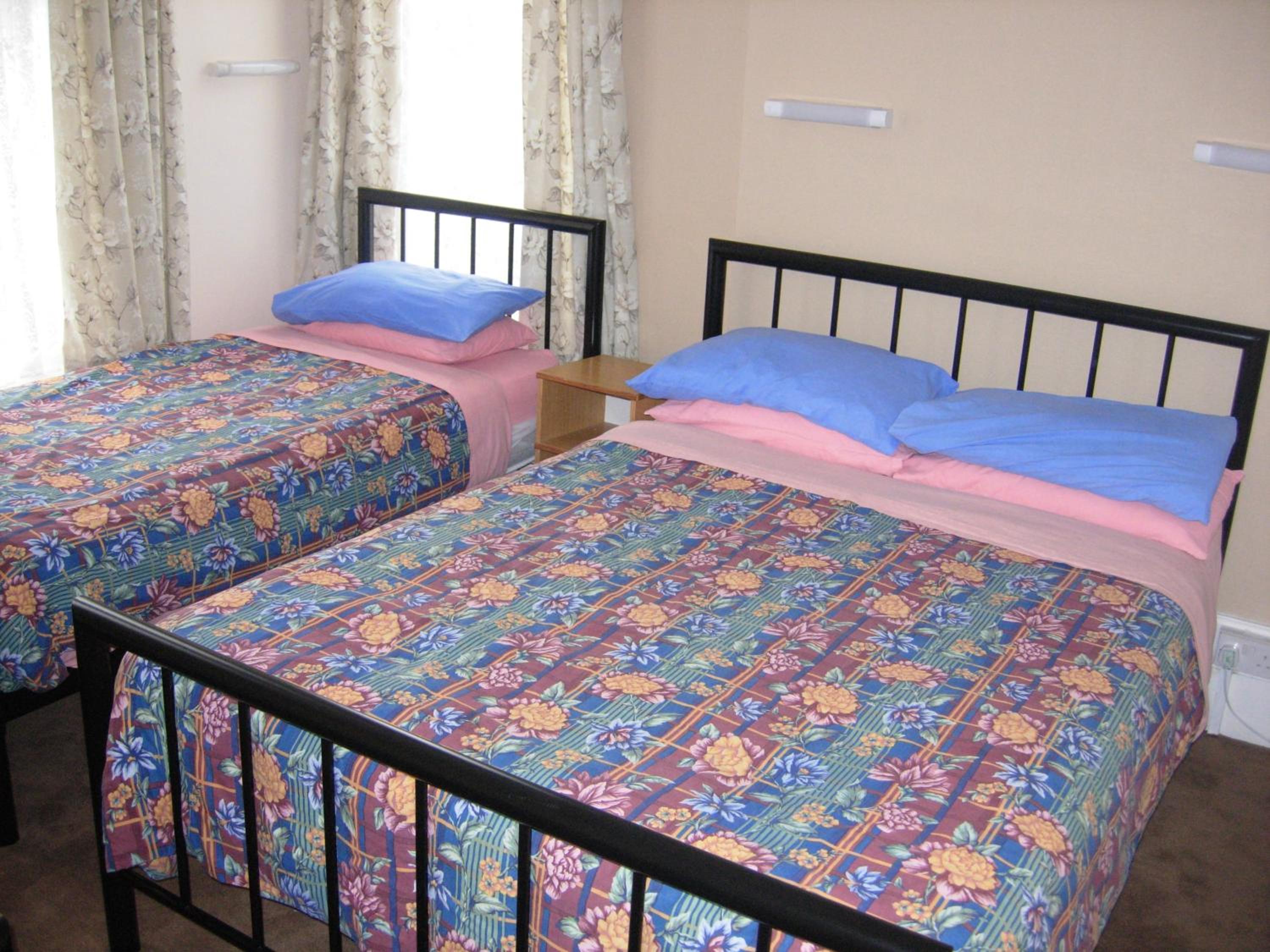 Triple Room with Bathroom - Photo 3