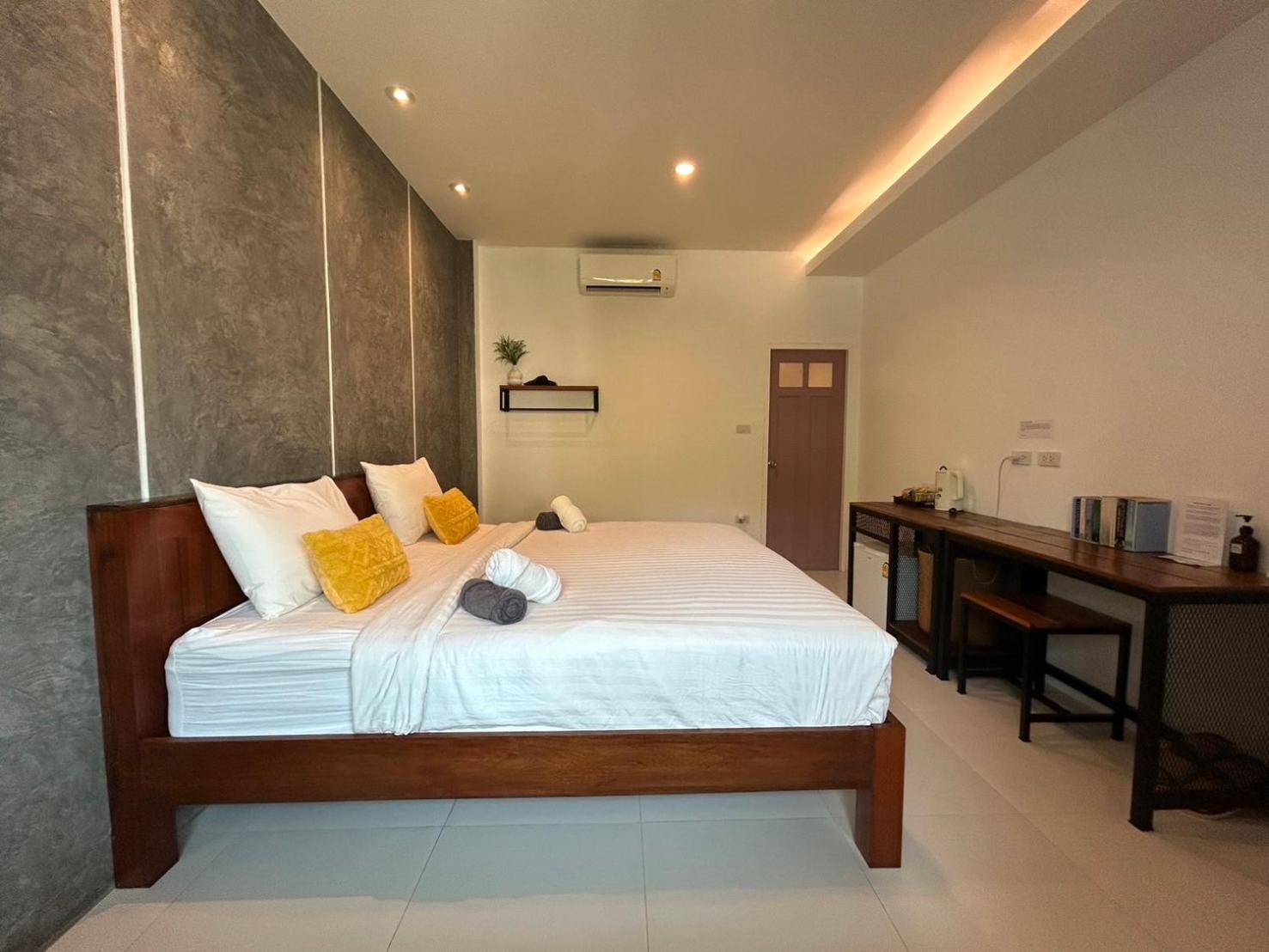 King Room with Pool View - Photo 7