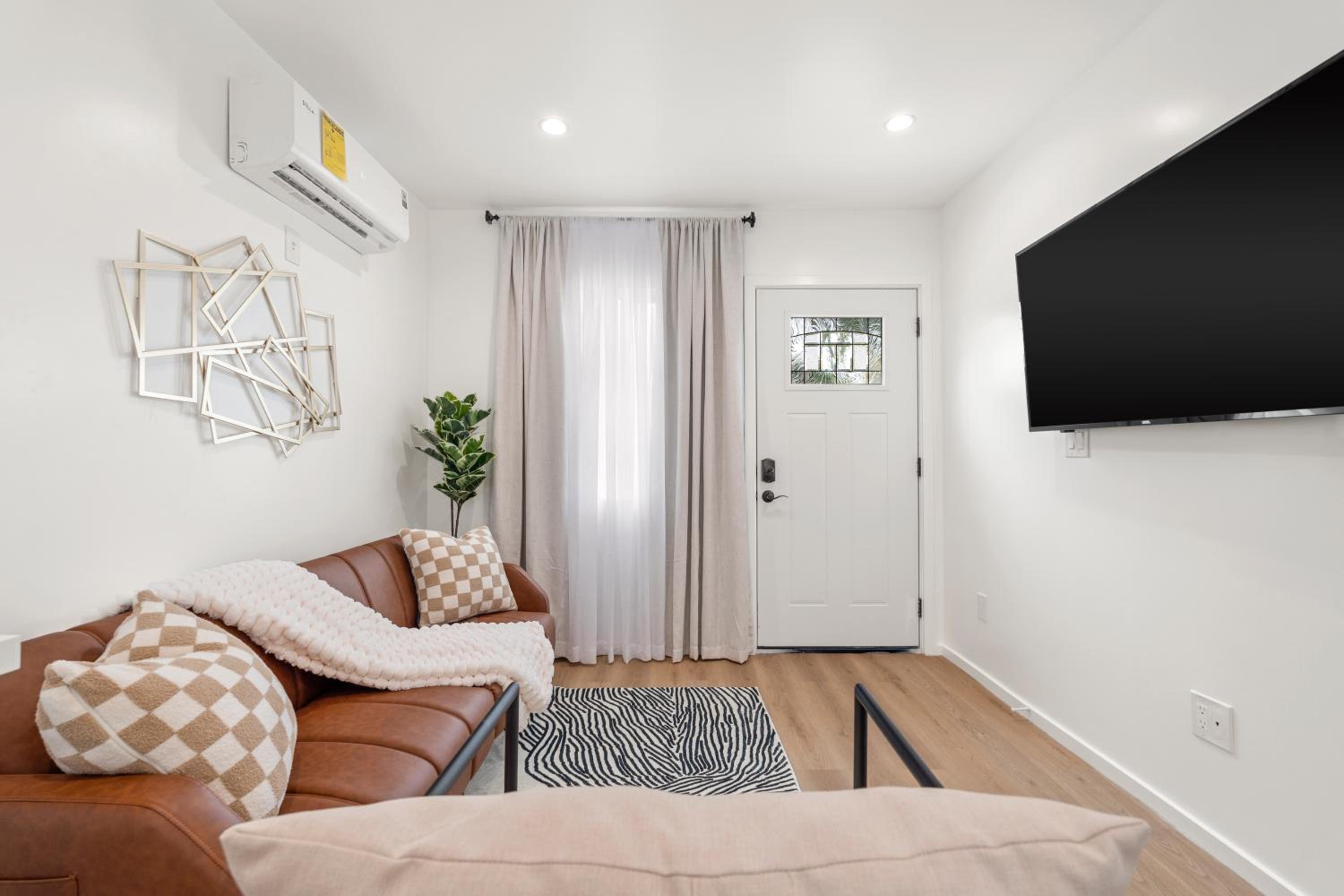 One-Bedroom House photo 1