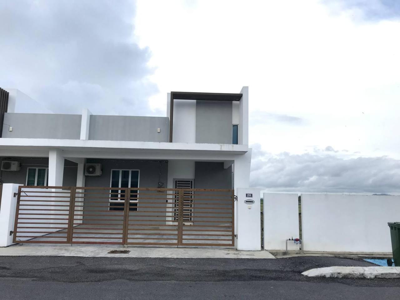 Three-Bedroom House photo 1