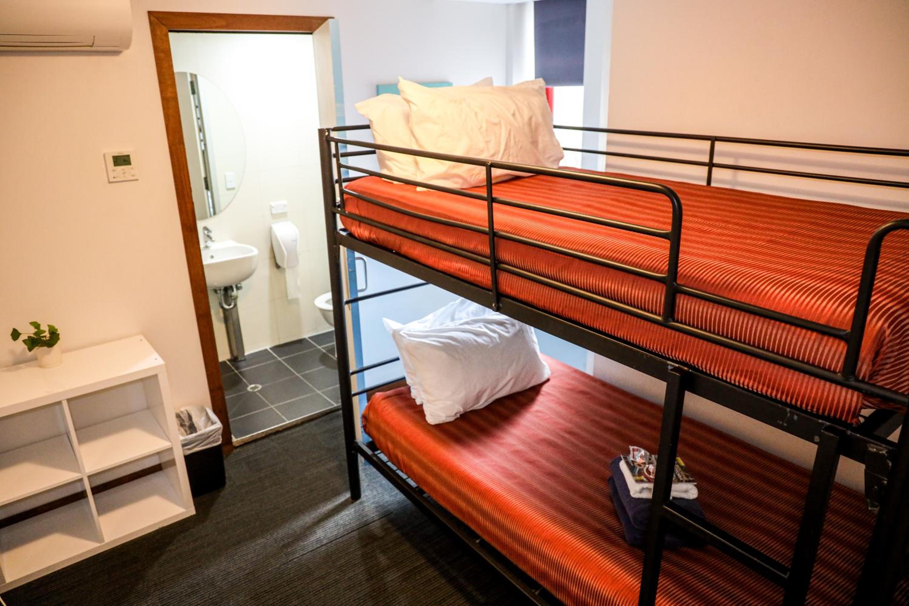 Twin Room with Private Bathroom - Photo 5