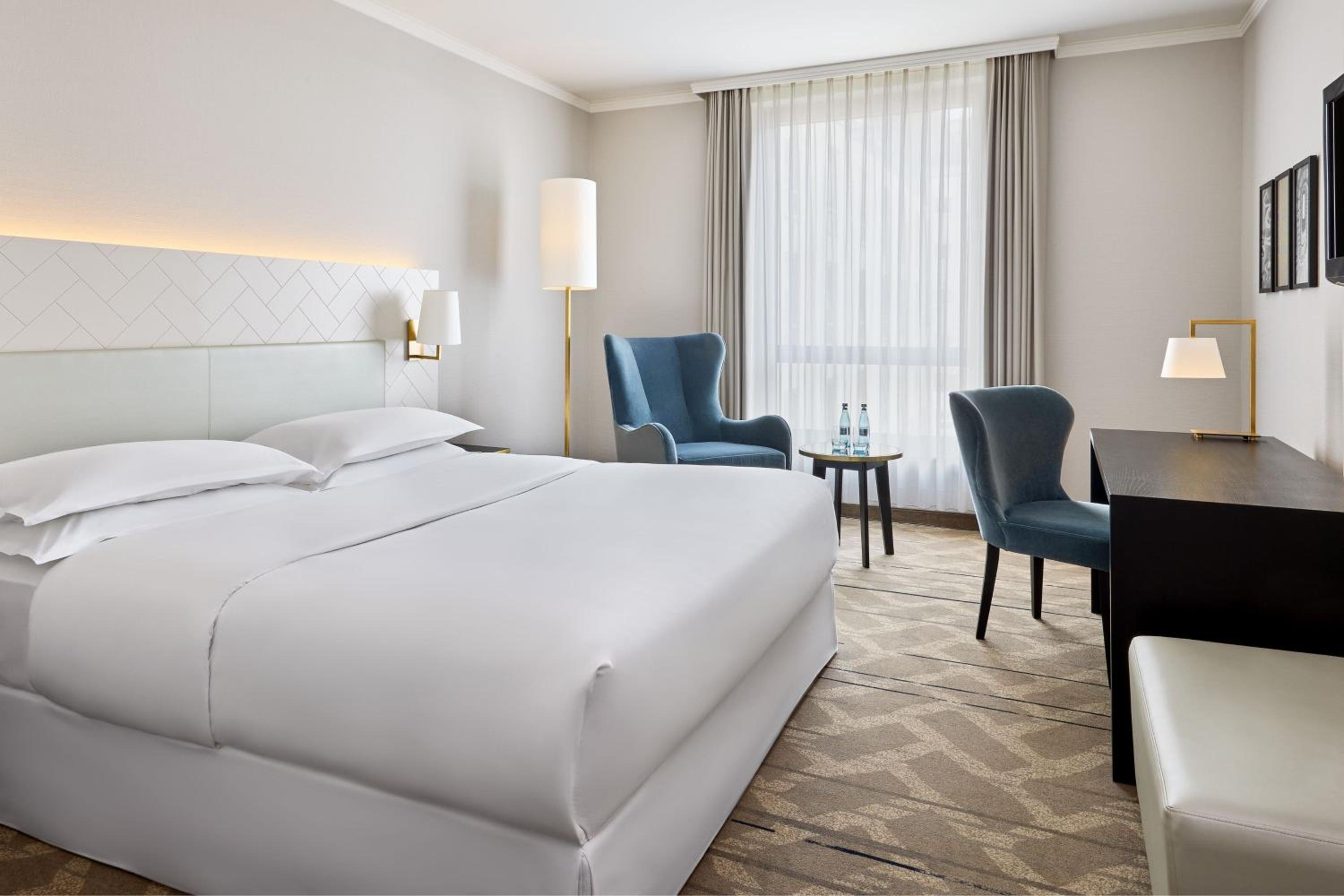 Superior King Room thumbnail 5