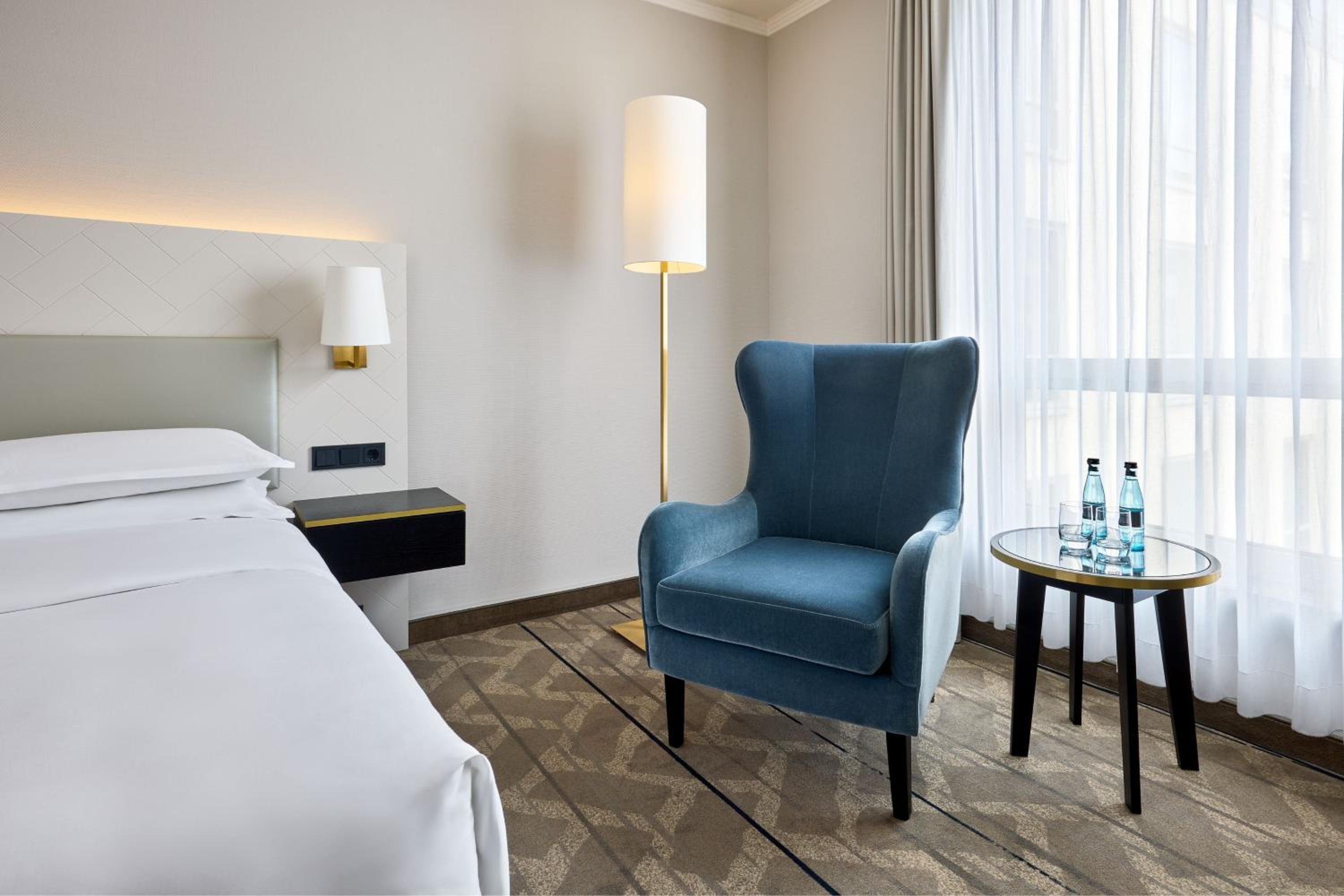 Superior Twin Room thumbnail 5