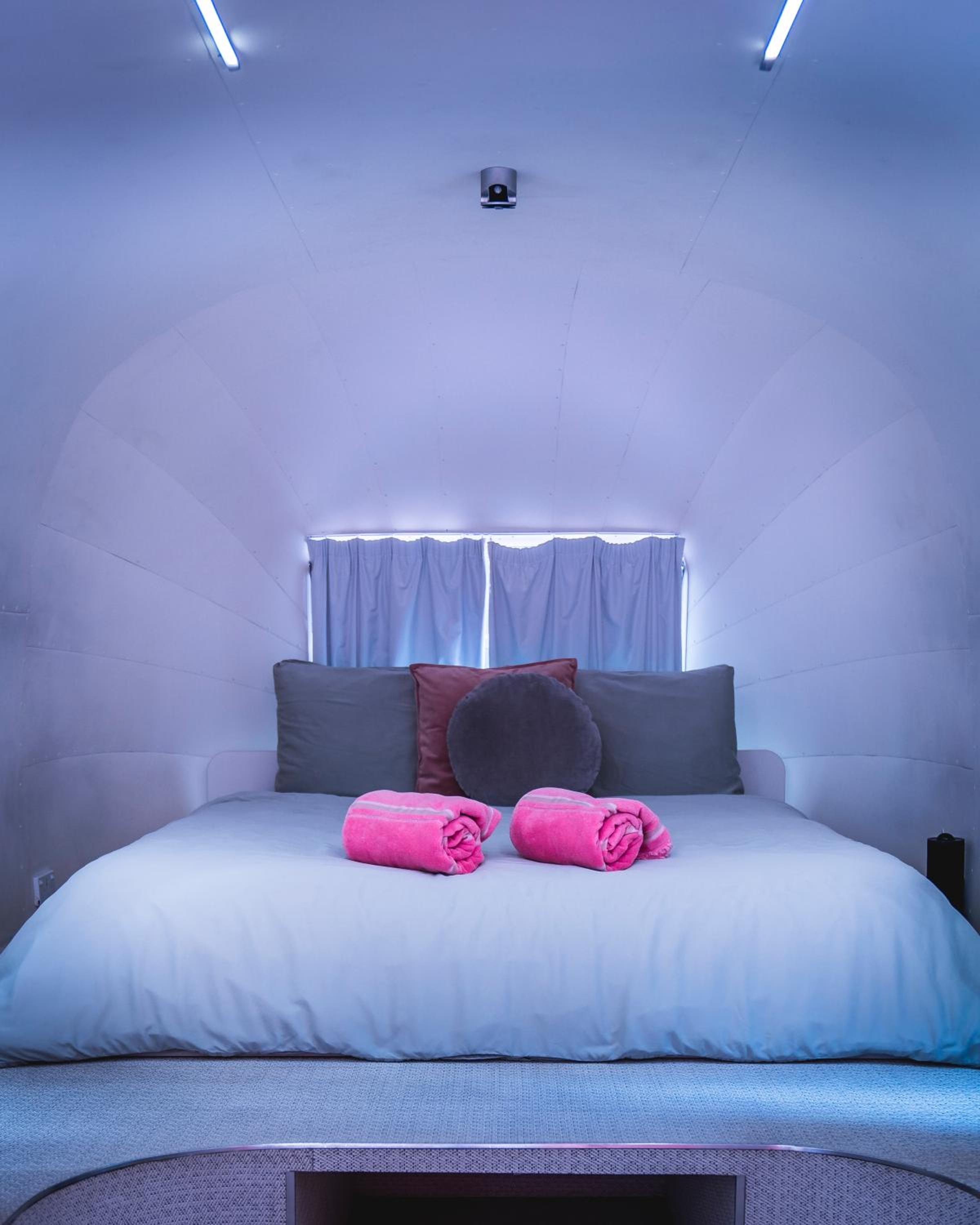 AIRSTREAM - Deluxe Queen Room