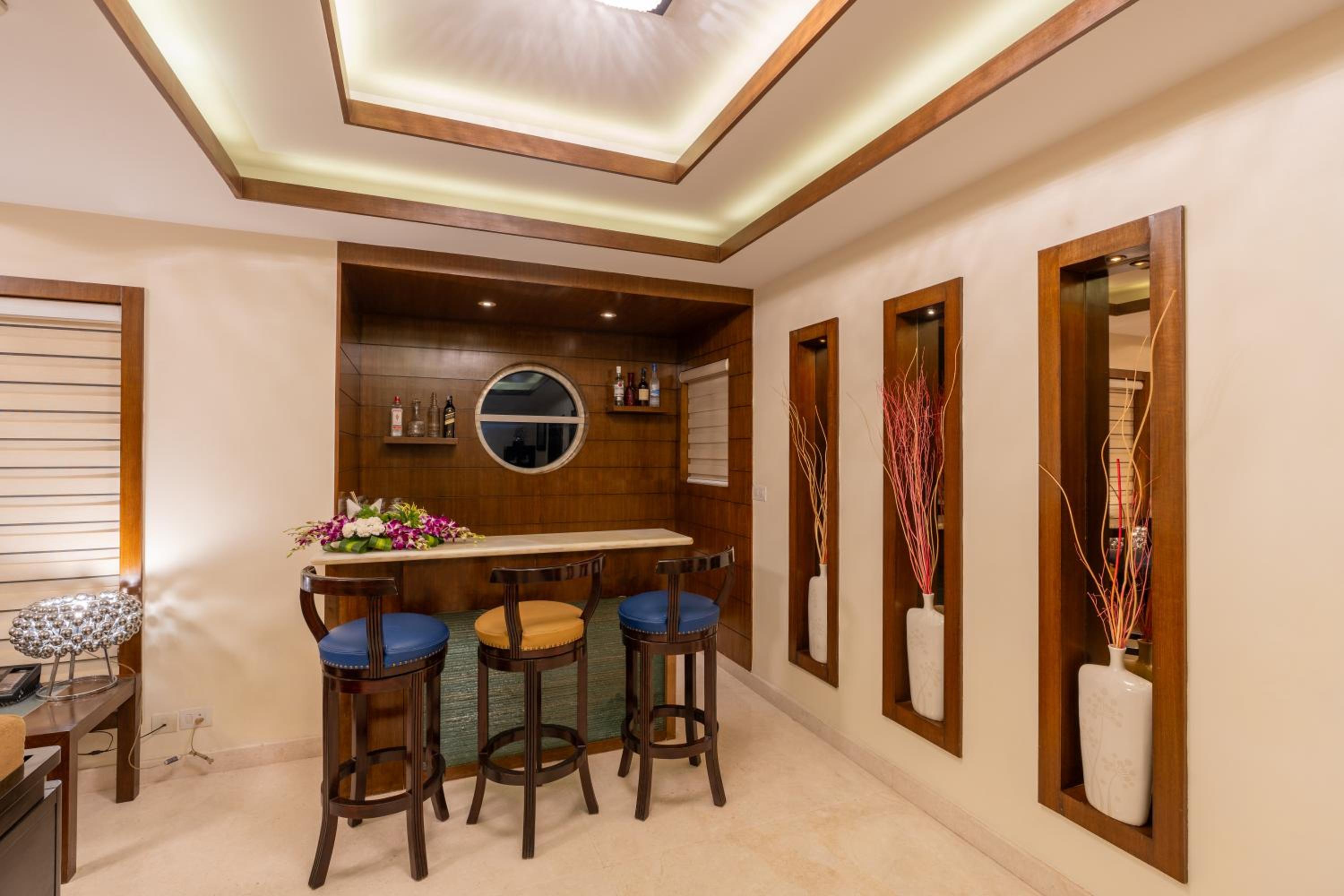 Executive Suite with One way Airport transfer,15% Discount on Food and Soft Beverage and Spa Executive Suite with One way Airport transfer,15% Discount on Food and Soft Beverage and Spa
