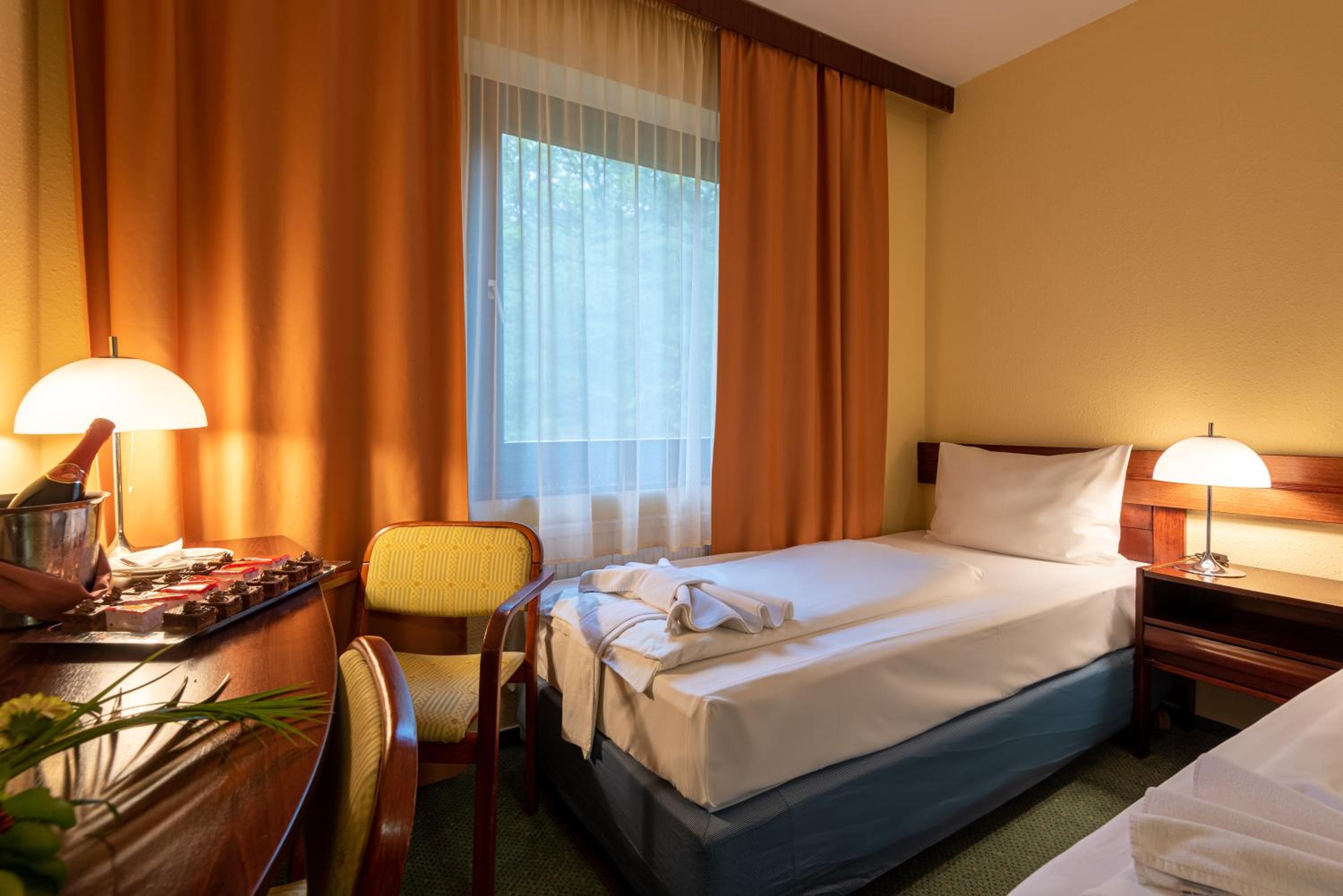 Standard Twin Room - Photo 1