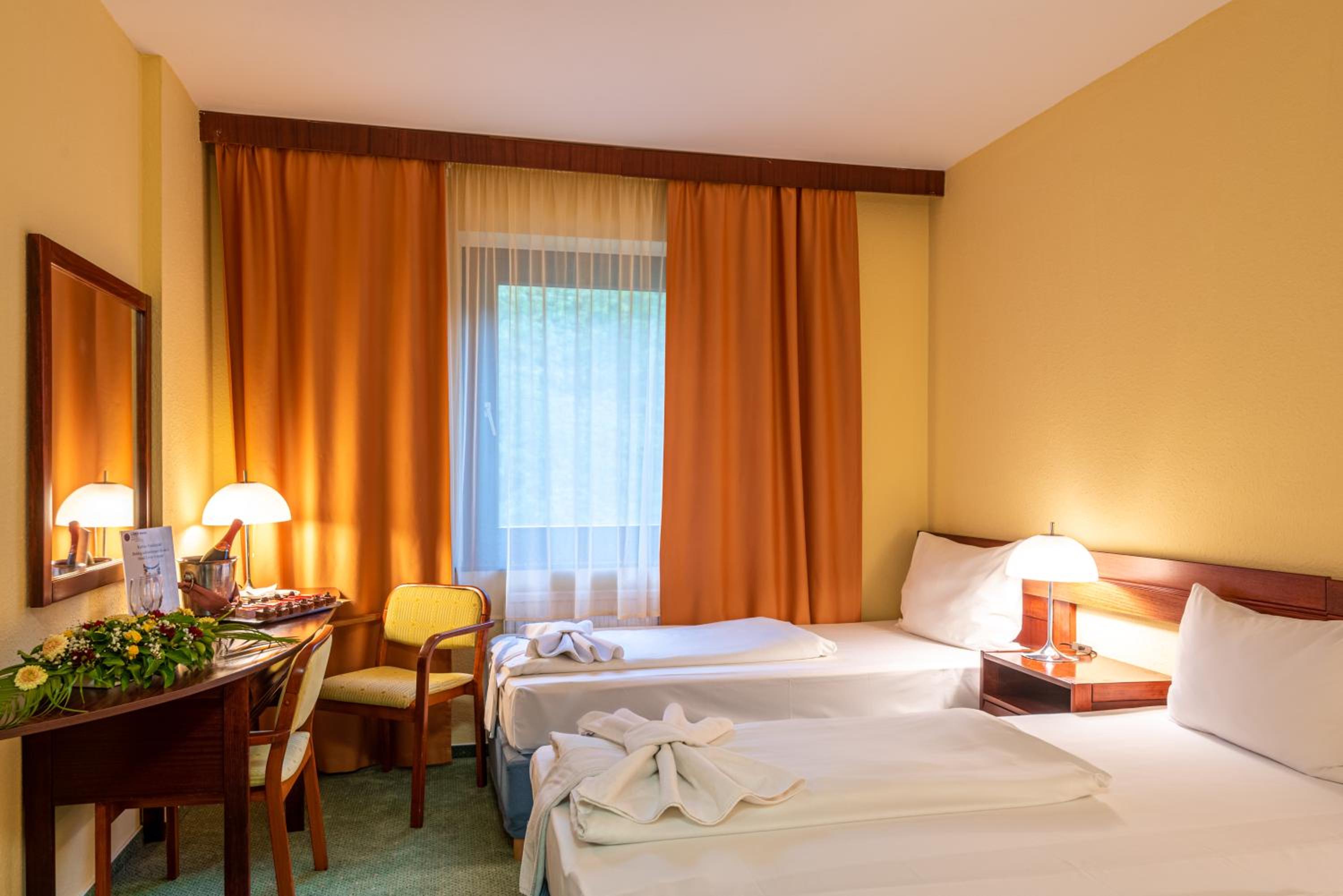 Standard Twin Room - Photo 2