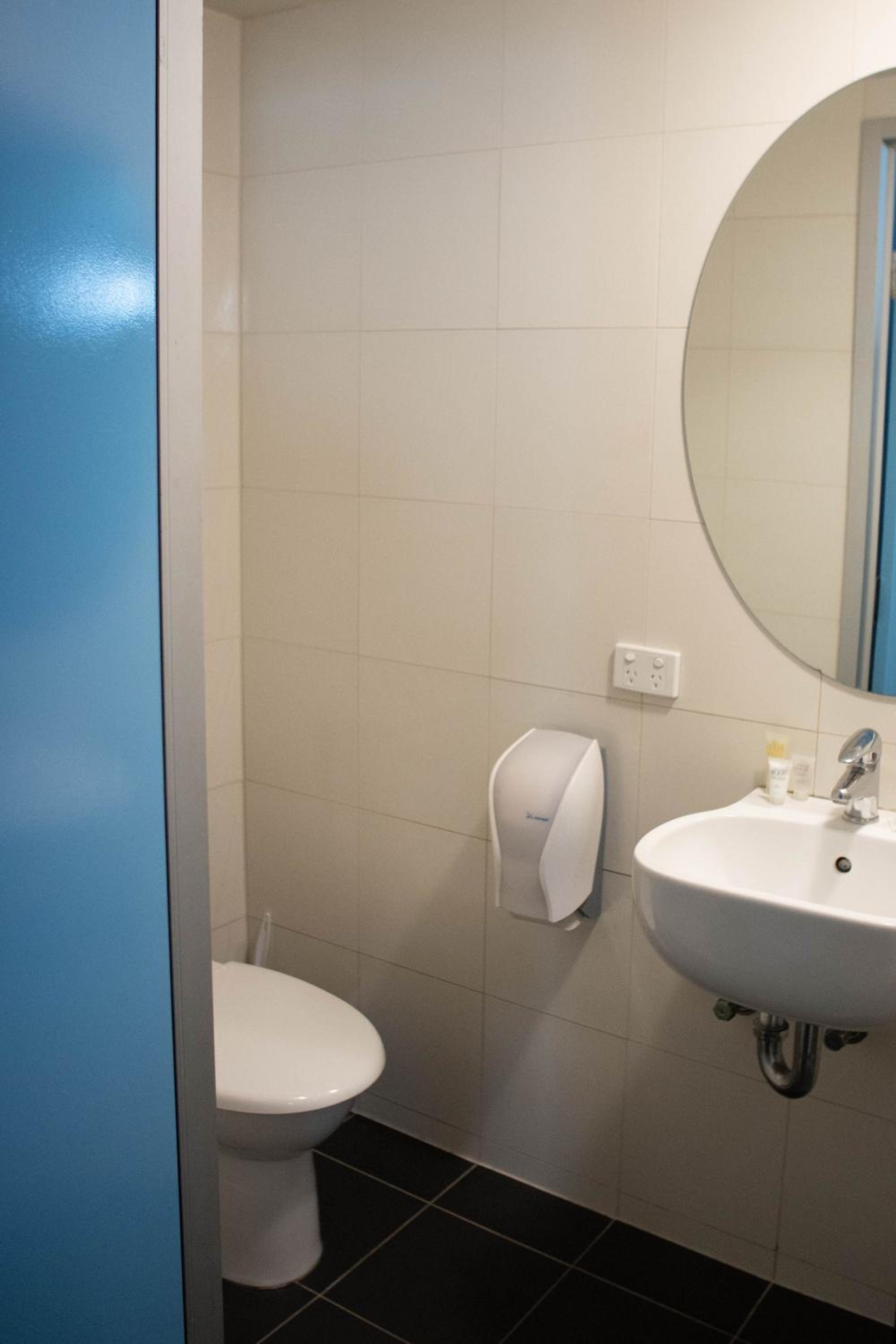 Twin Room with Private Bathroom - Photo 2
