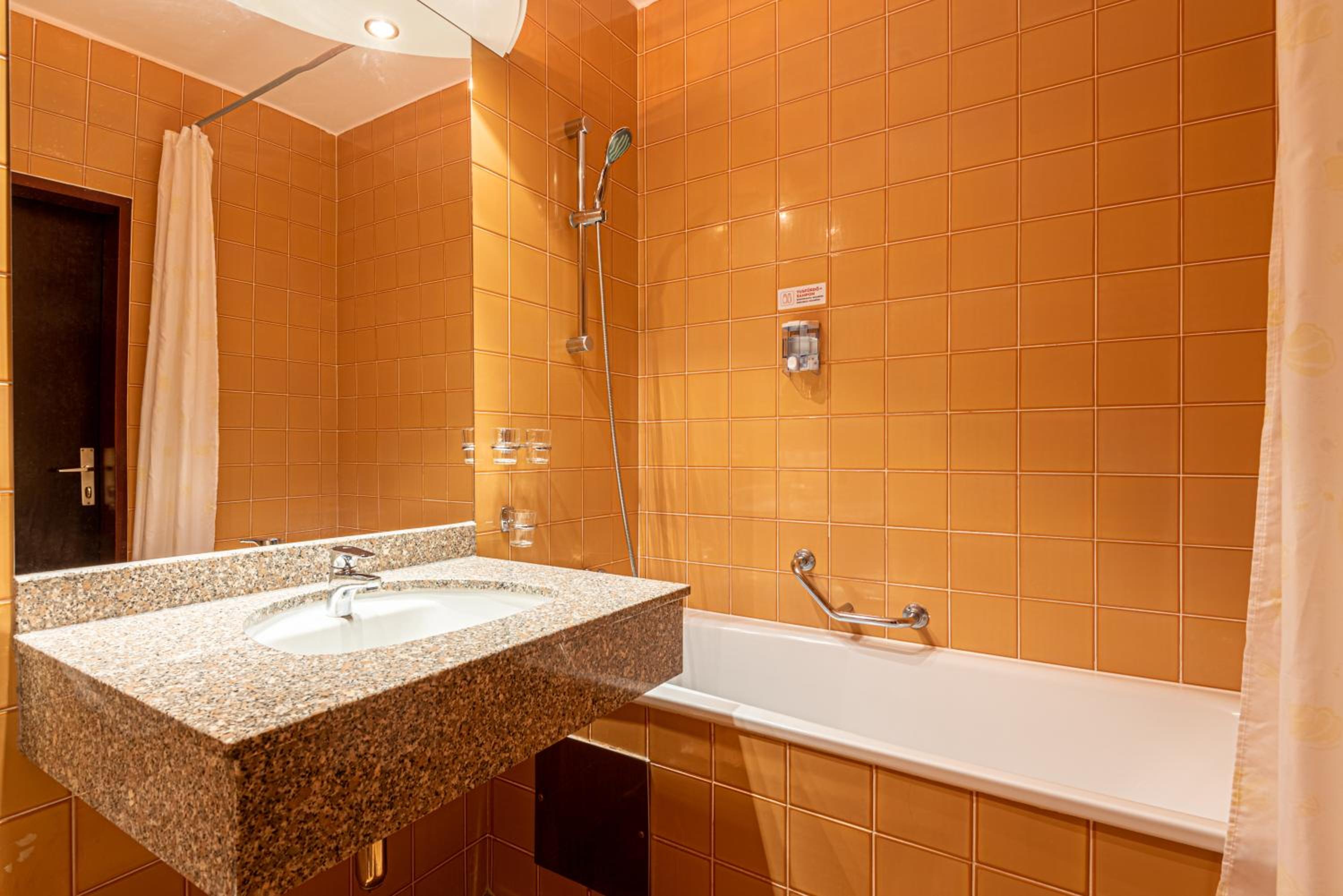 Standard Twin Room - Photo 3
