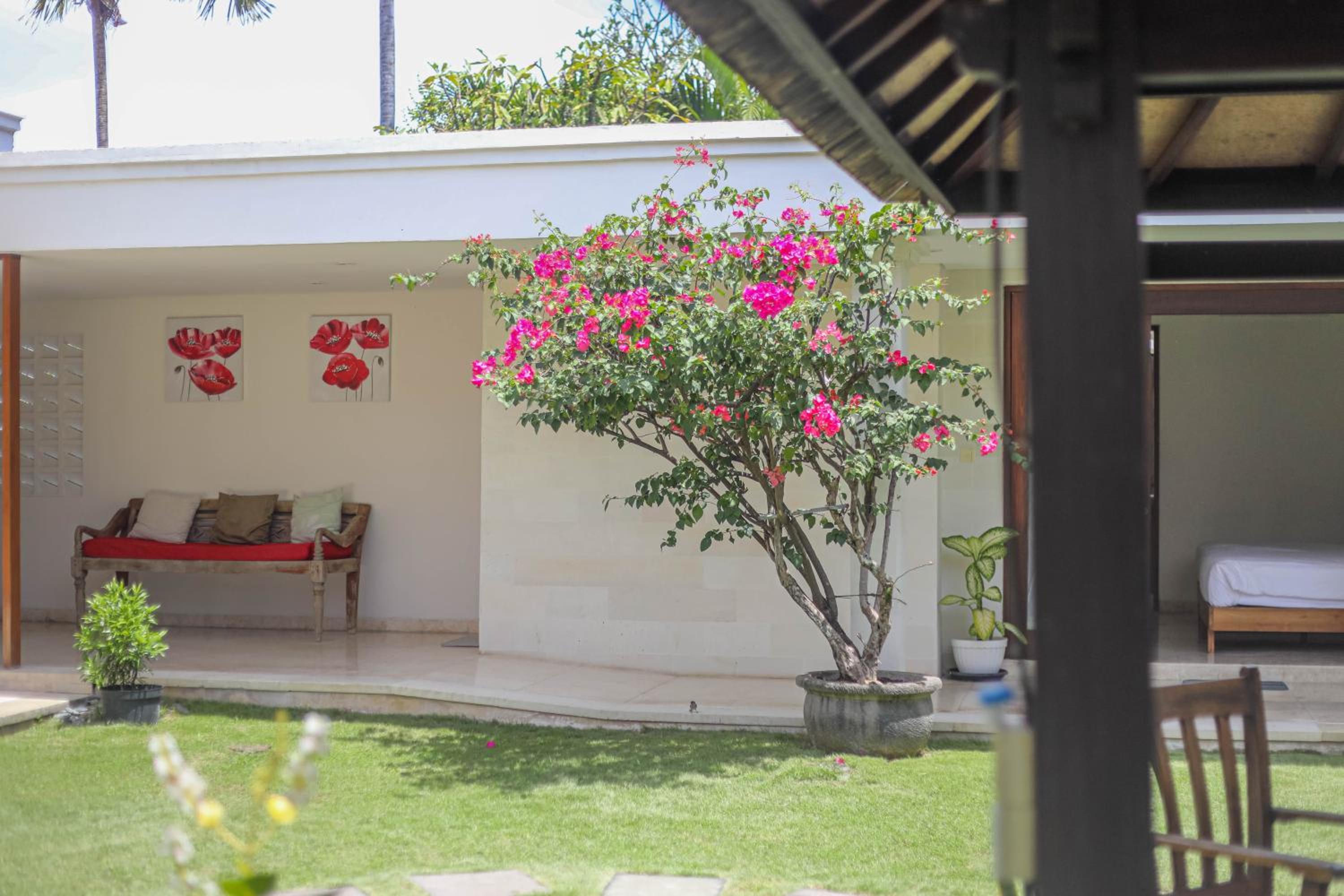 Villa with Garden View - Photo 9