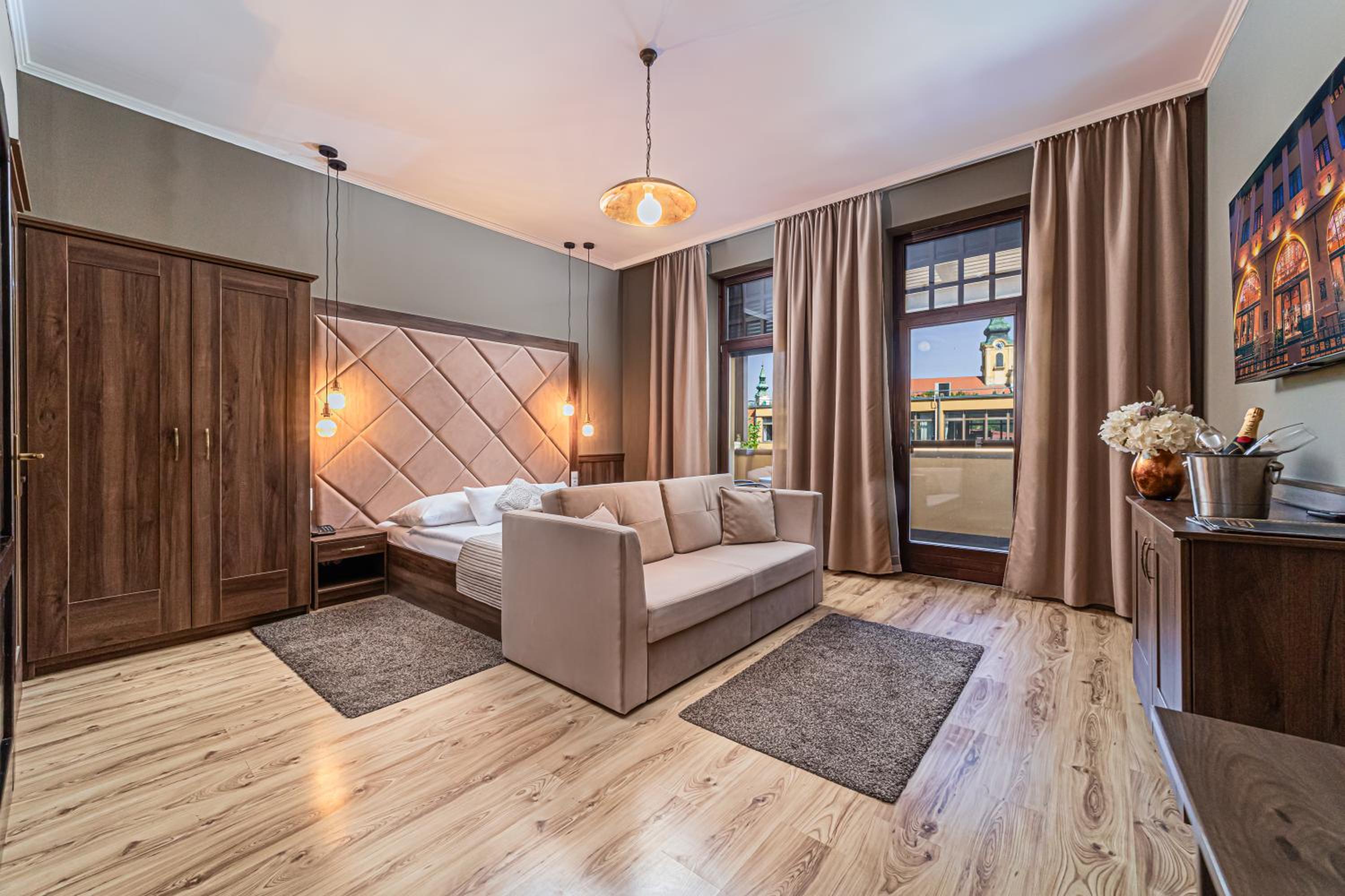 Superior Family Room - Photo 4