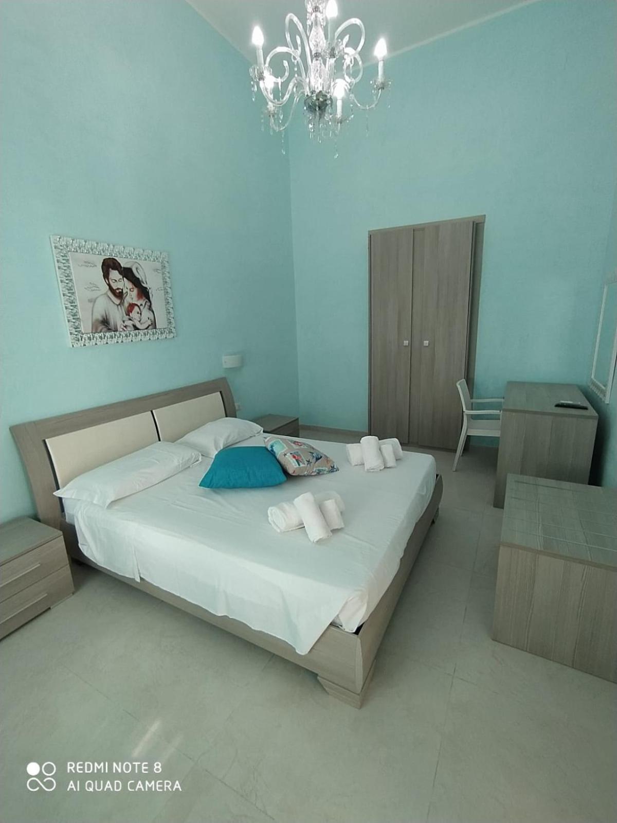 Economy Triple Room photo 3