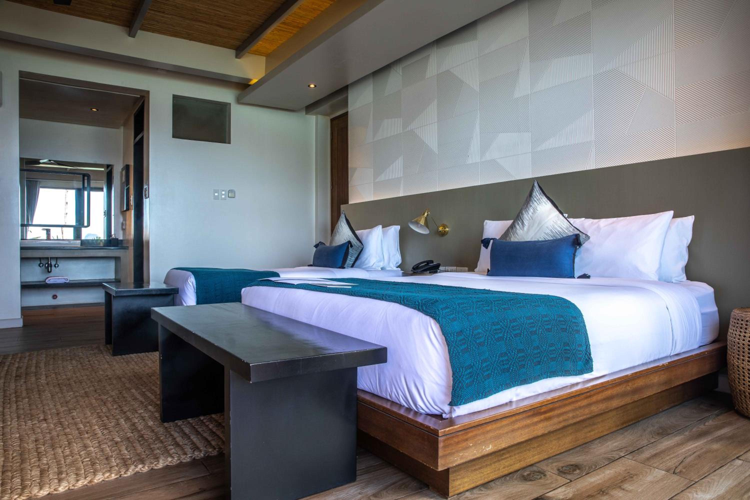 Deluxe Queen Room with Sea View photo 3