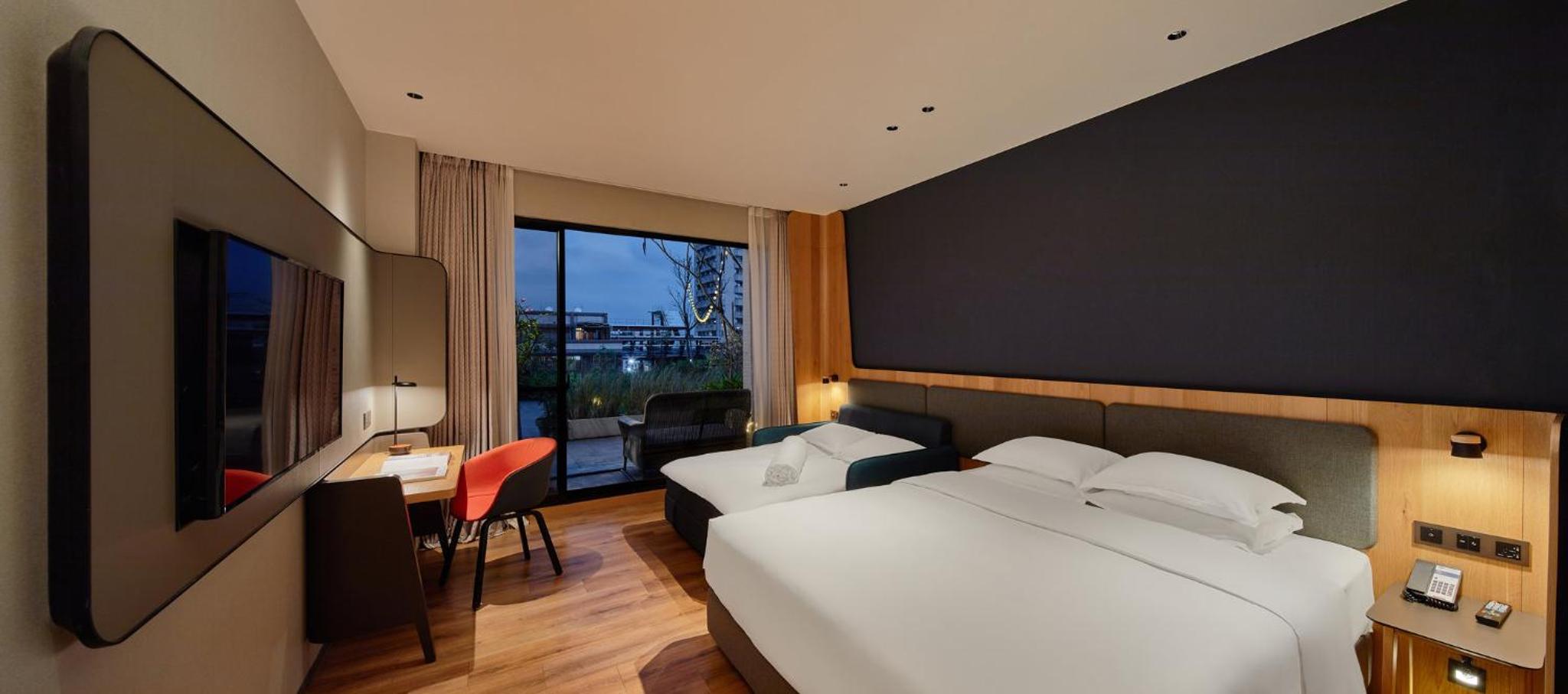 Standard Room with One Queen Bed and One King Bed - Garden View thumbnail 5