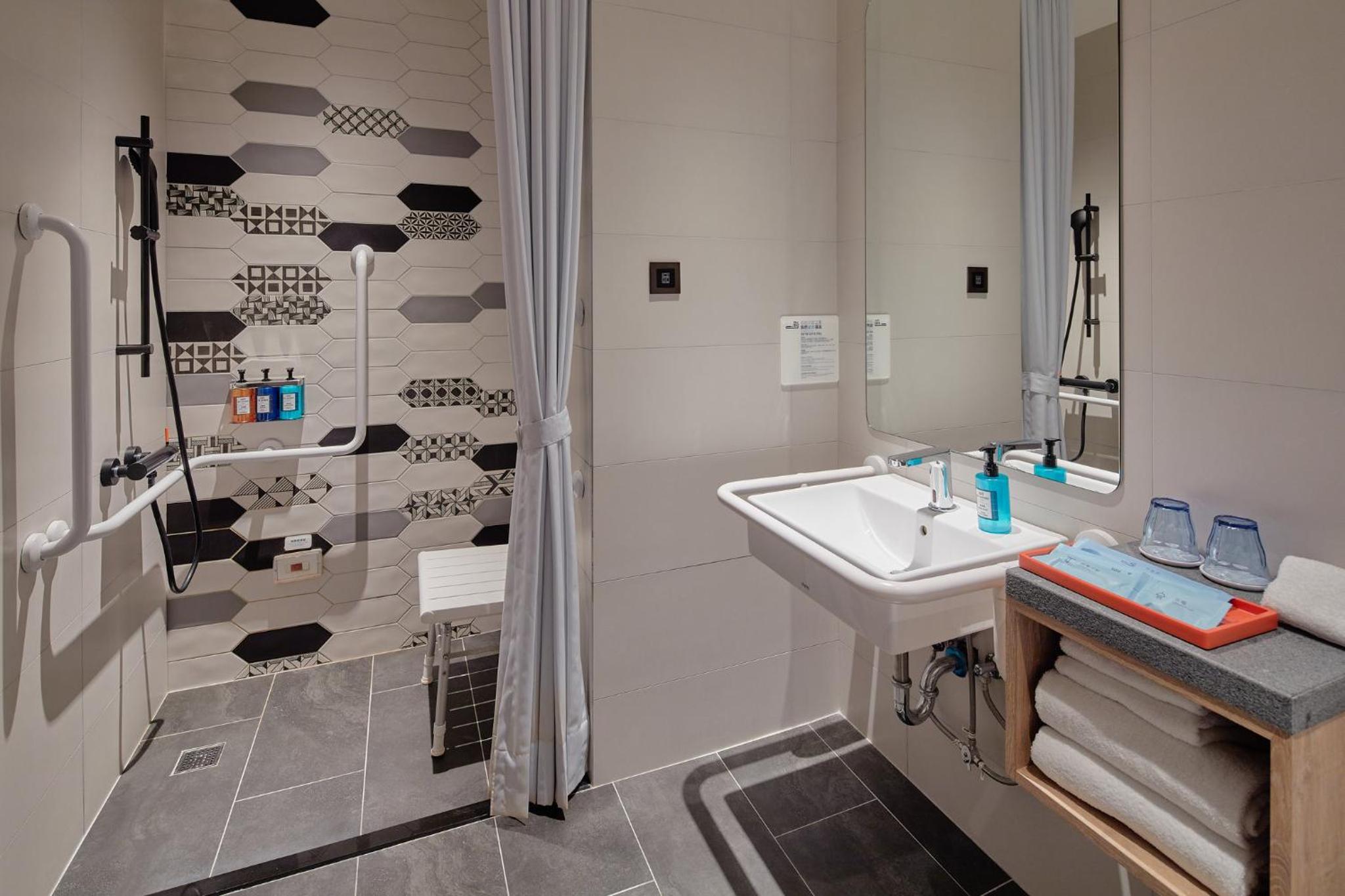 Standard Queen Room - Accessible - Photo 5