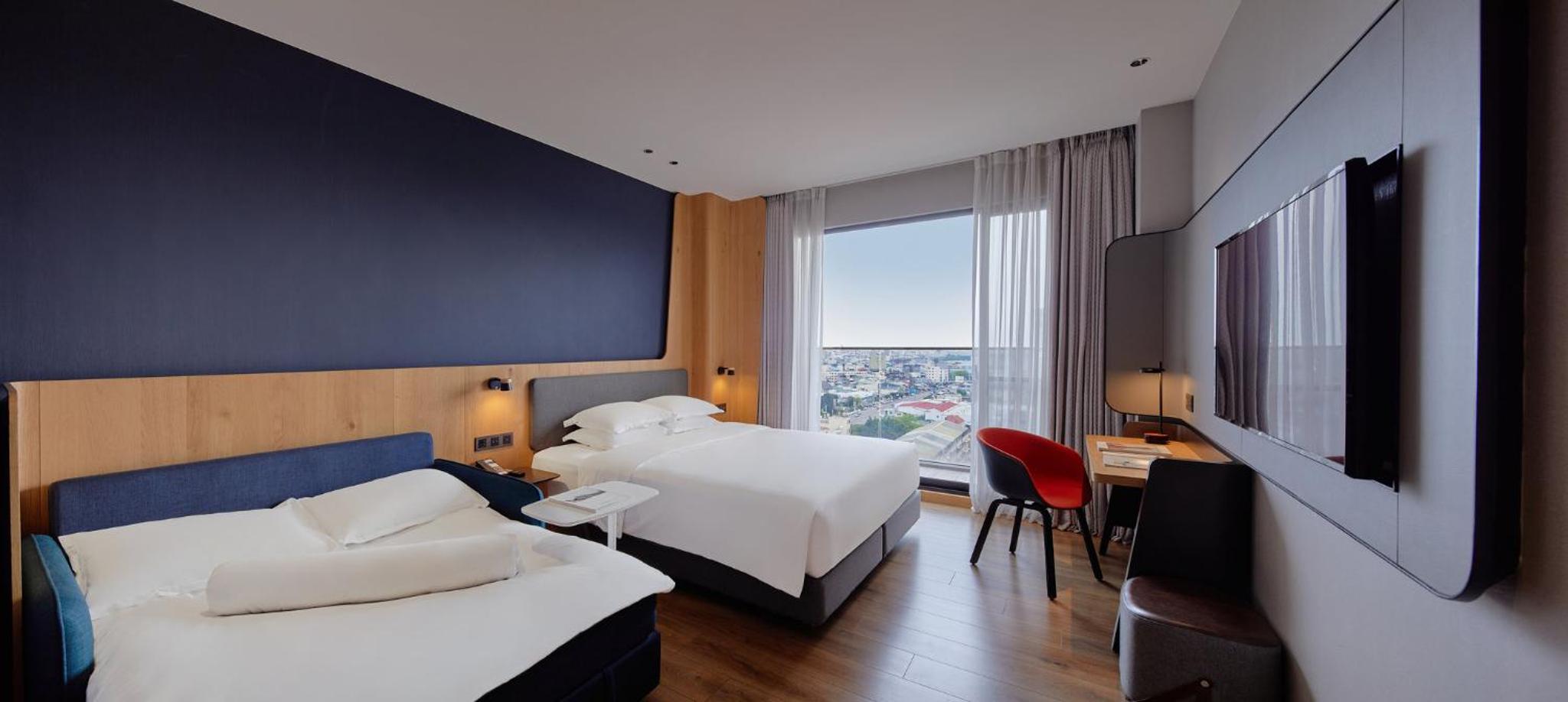 Standard Room with Two Queen Beds - Photo 4