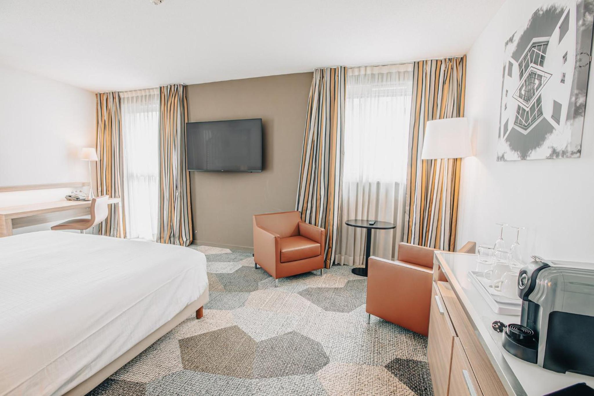King Suite with Sofa Bed - Photo 6