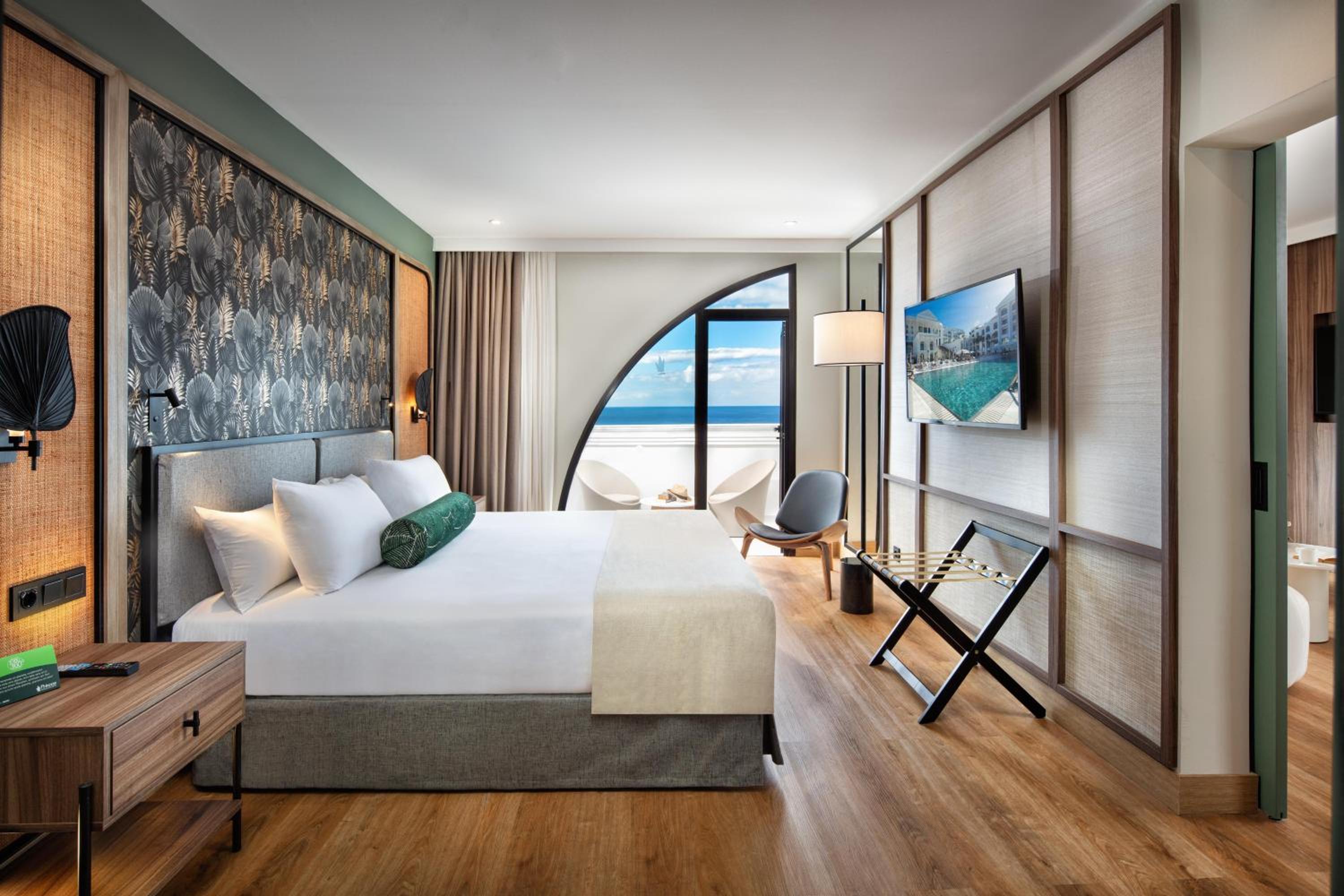 Ocean View or Pool View Suite