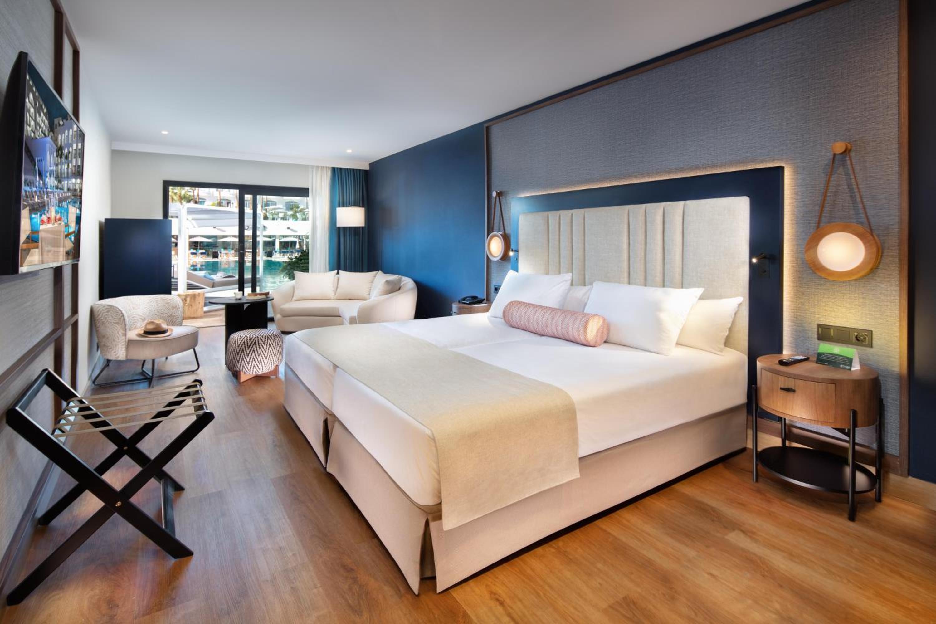 Junior Suite with Pool View and direct access to the solarium + Balinese bed