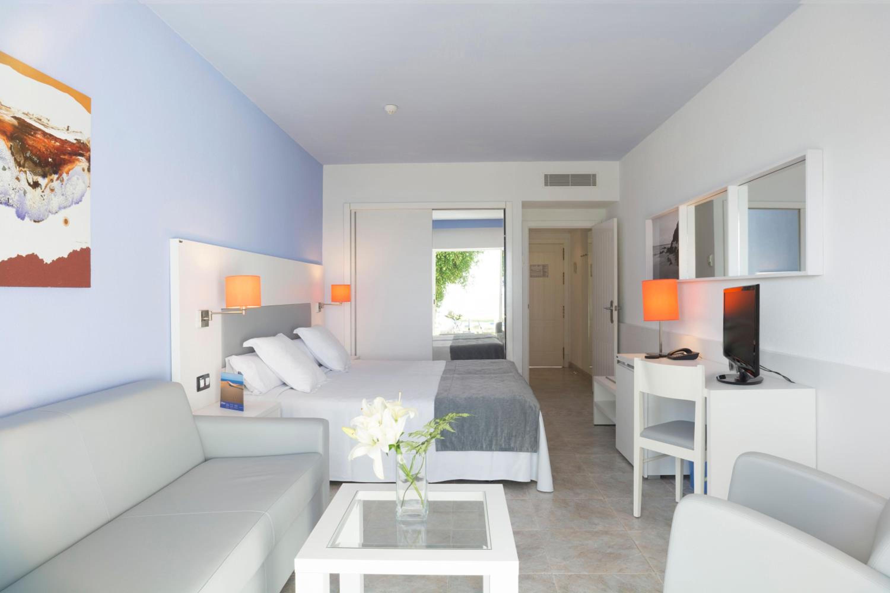 Double or Twin Room (2 Adults + 1 Child) photo 2
