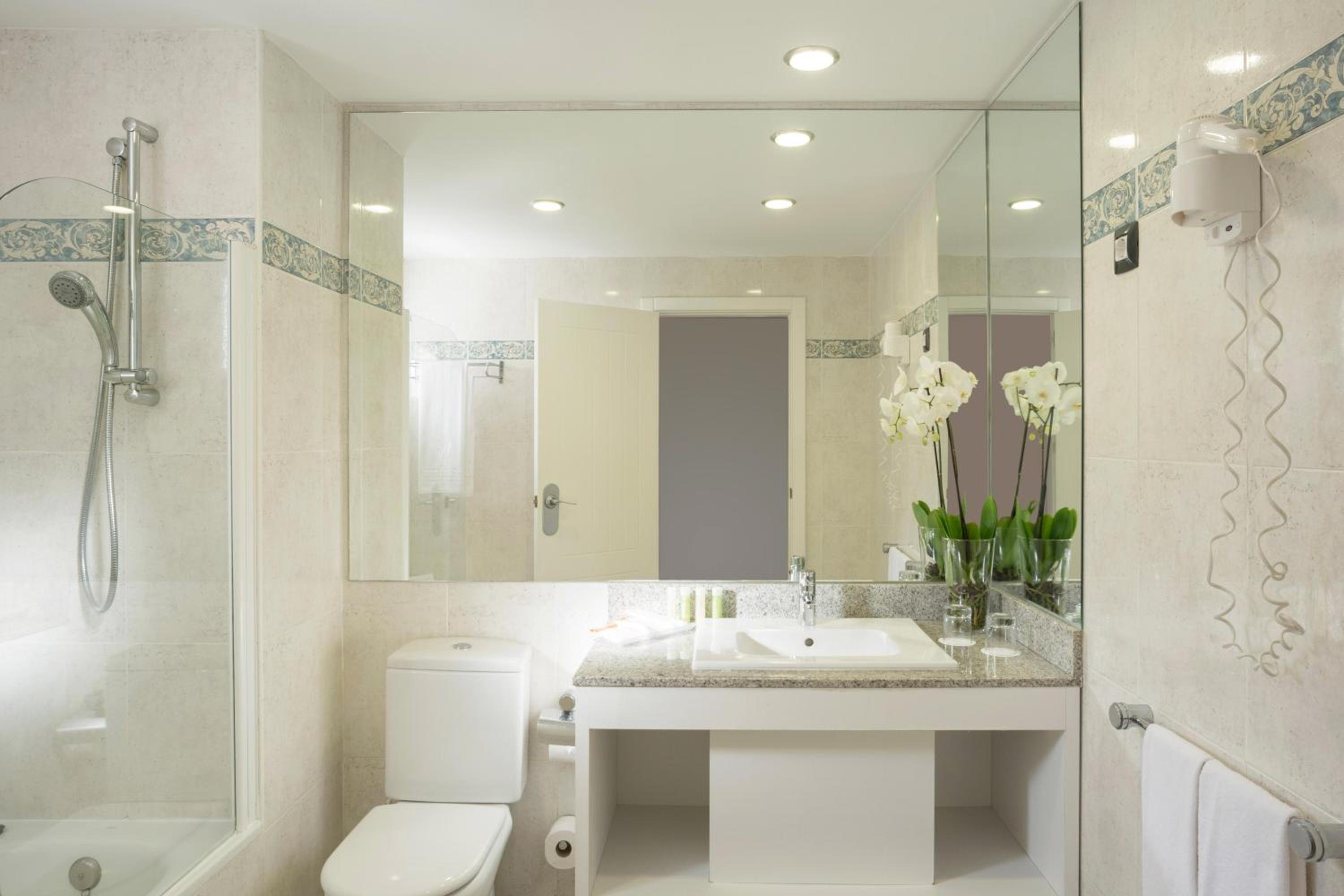 Double or Twin Room (2 Adults + 1 Child) photo 3