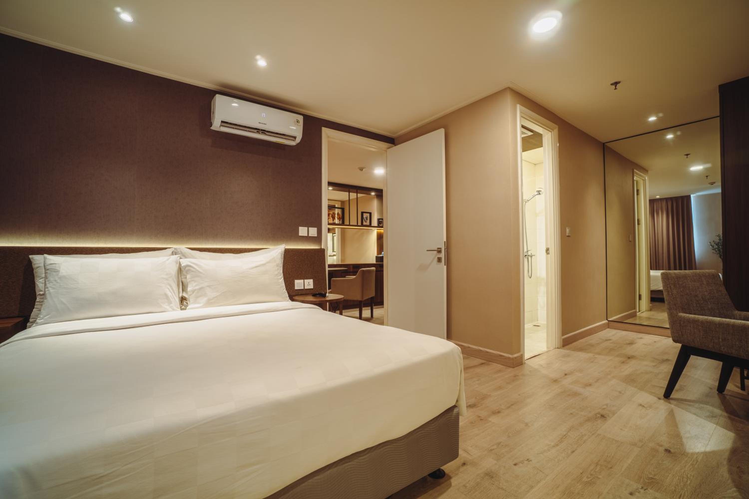 Executive Suite - Photo 1