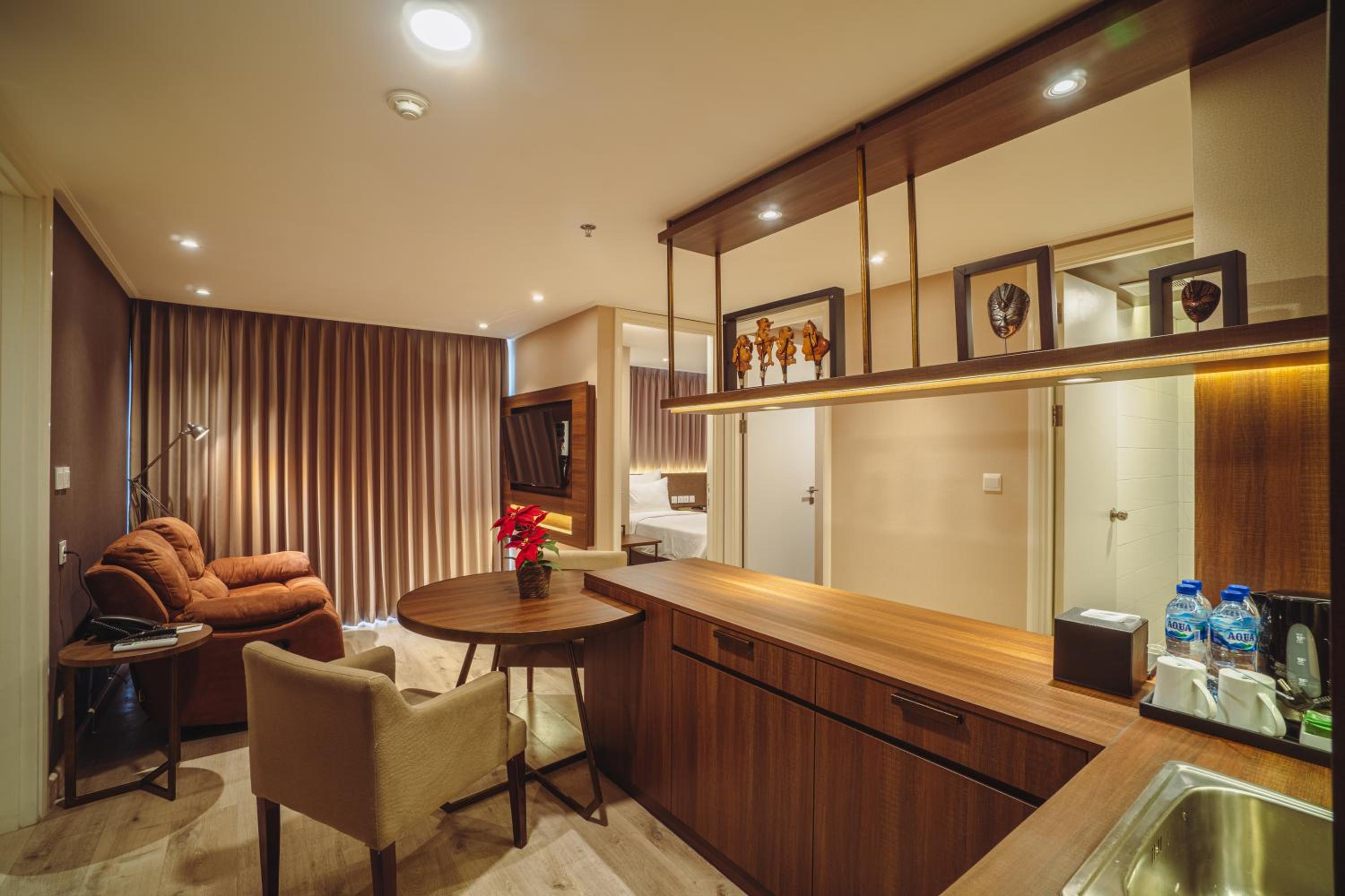 Executive Suite - Photo 5