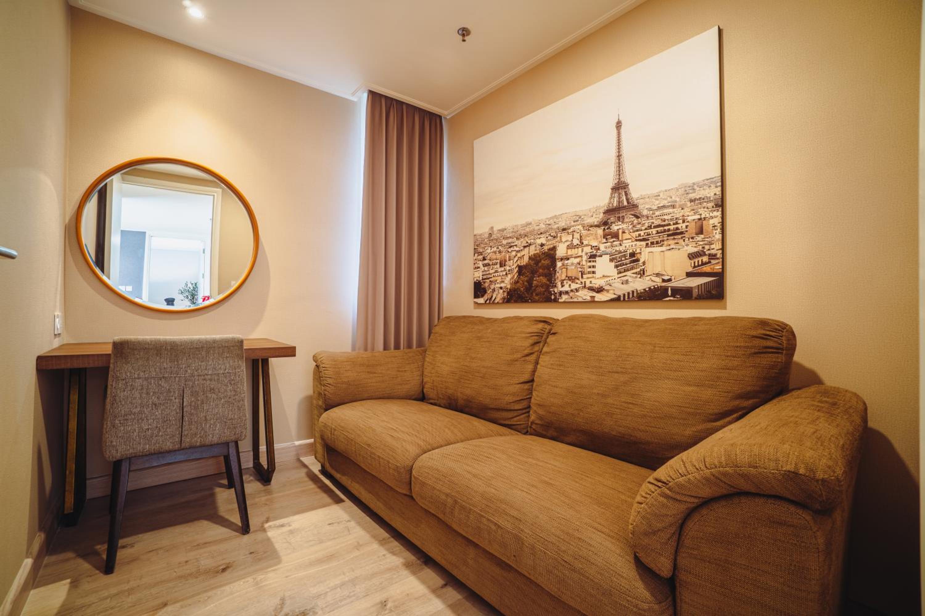 Executive Suite - Photo 4