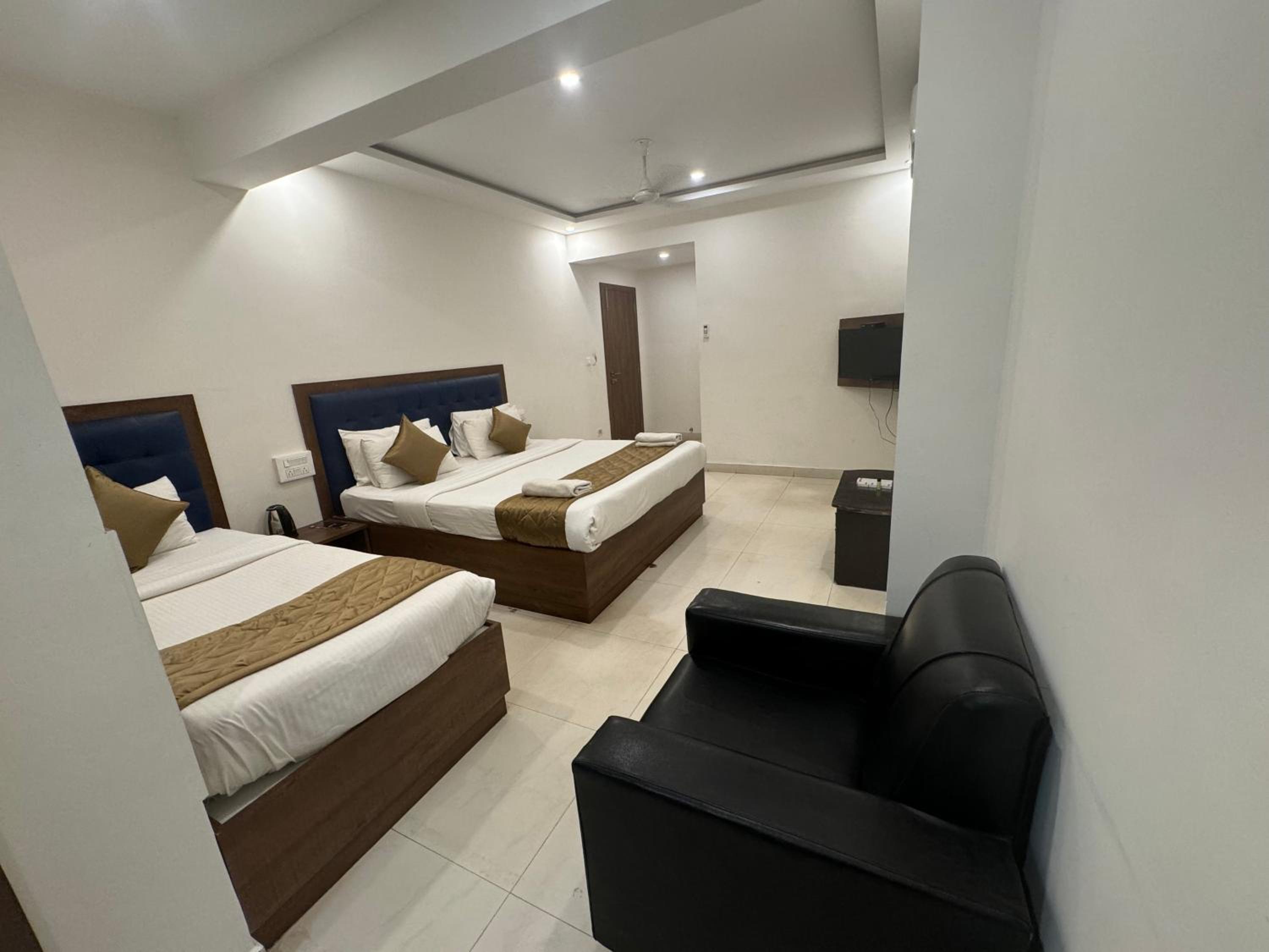 Deluxe Family Room - Photo 7