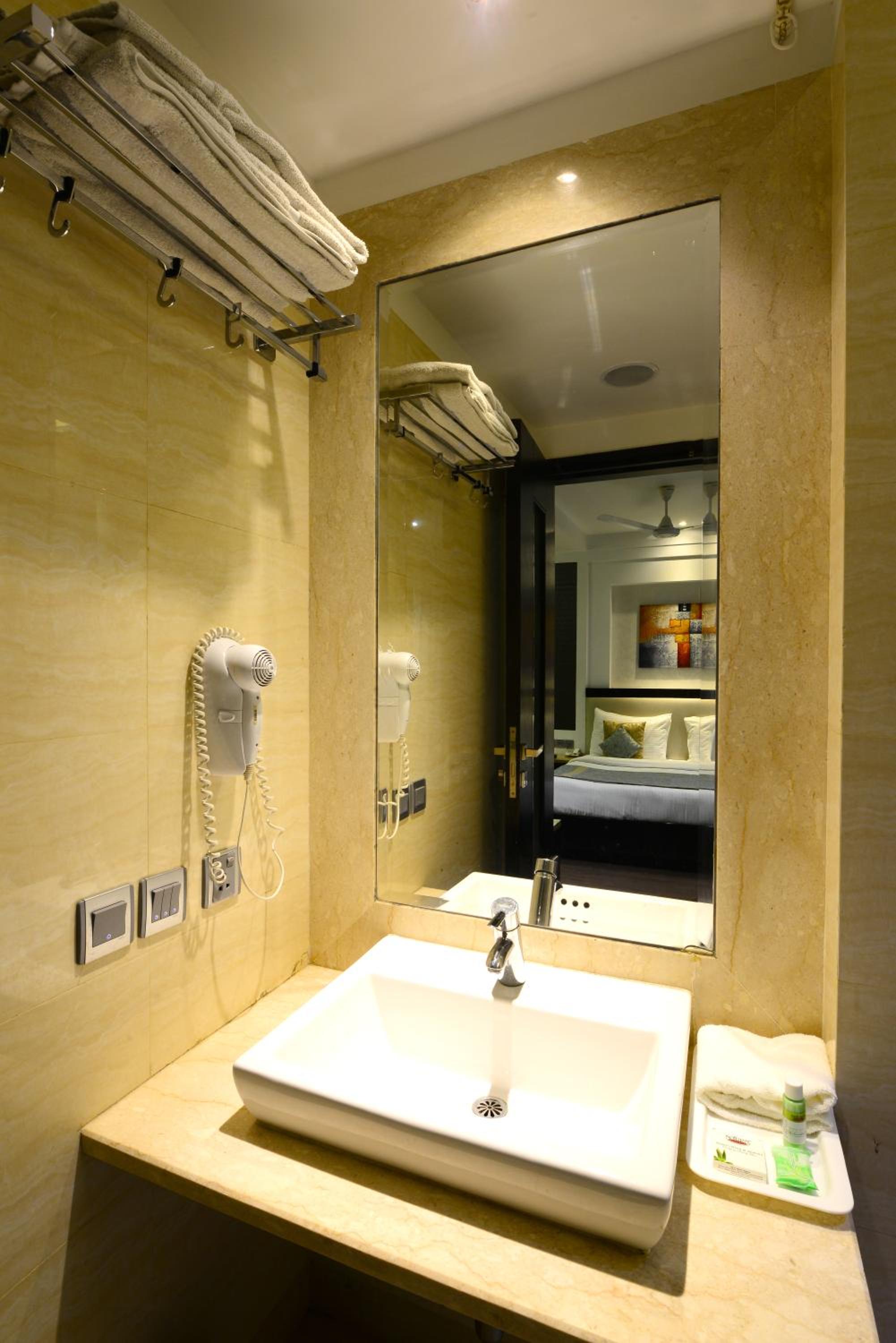 Deluxe Double Room with Free Airport Pickup photo 2