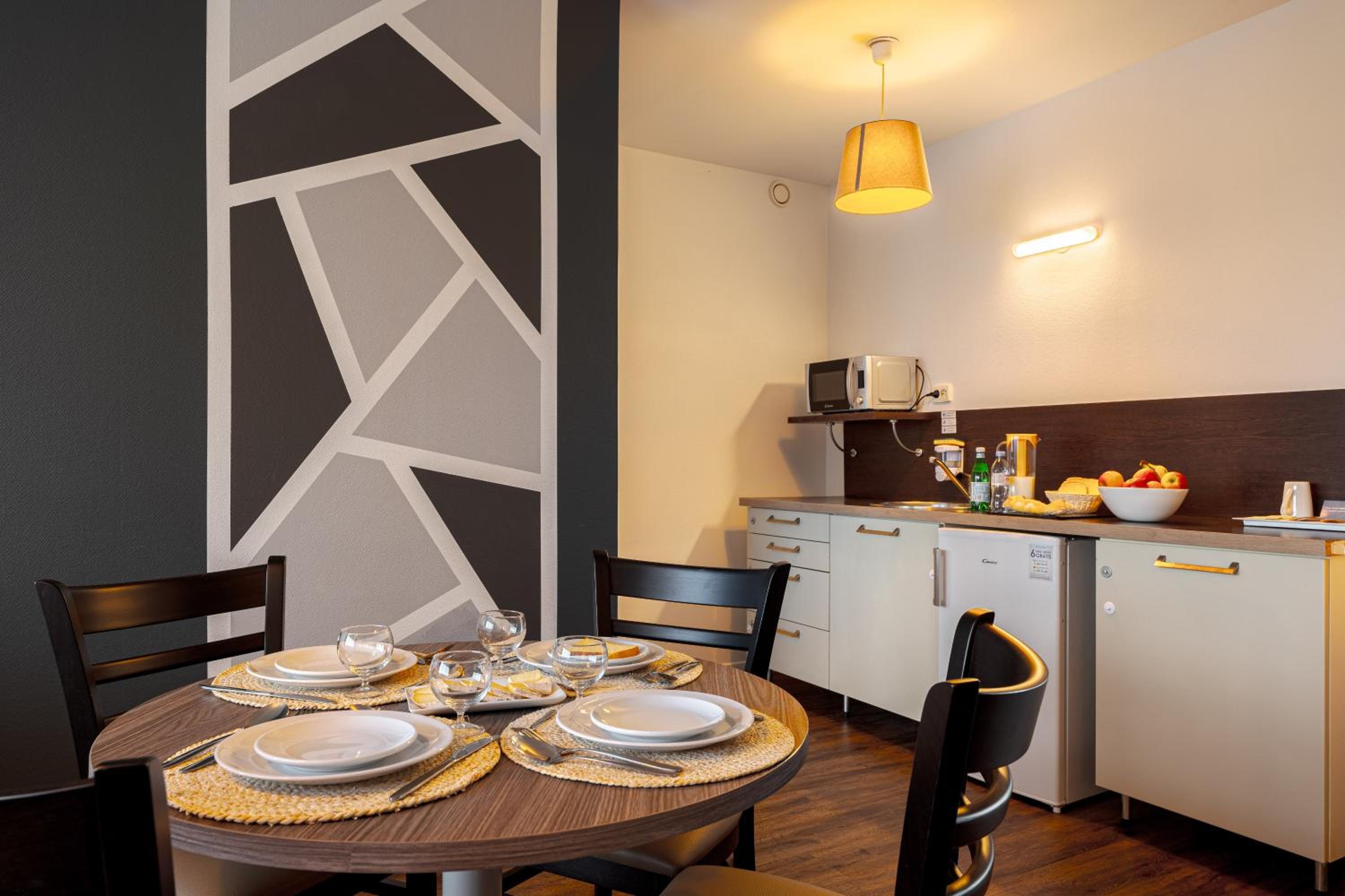 One-Bedroom Apartment  (4 Adults) - Photo 6