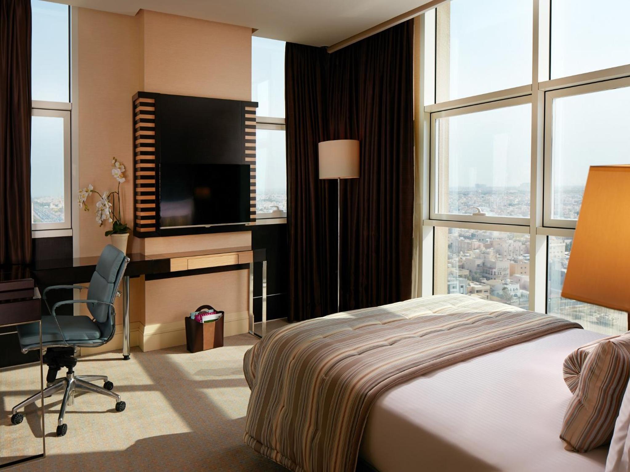 Queen Suite - Photo 1