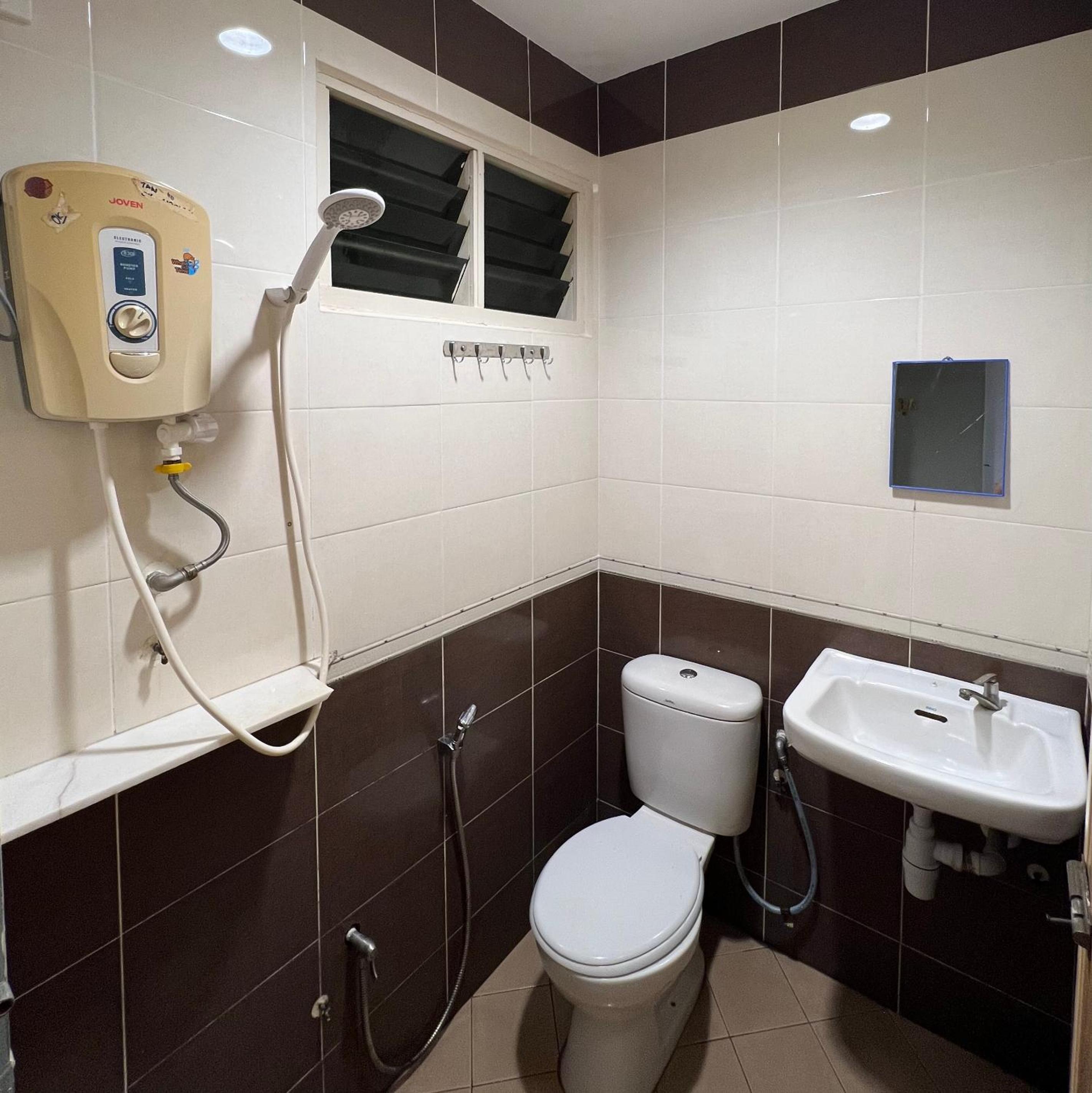 Twin Room with Bathroom - Photo 4