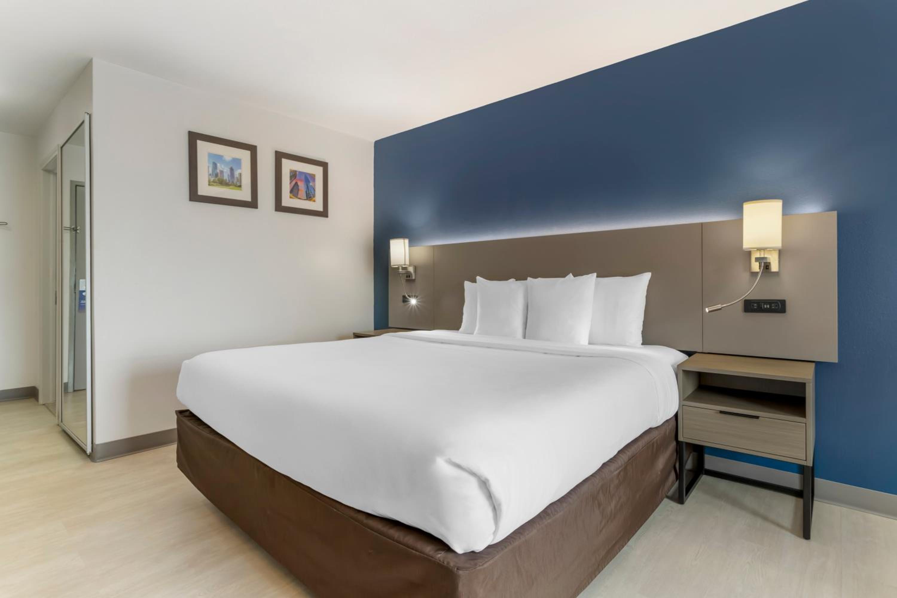 King Room - Non-Smoking - Photo 4