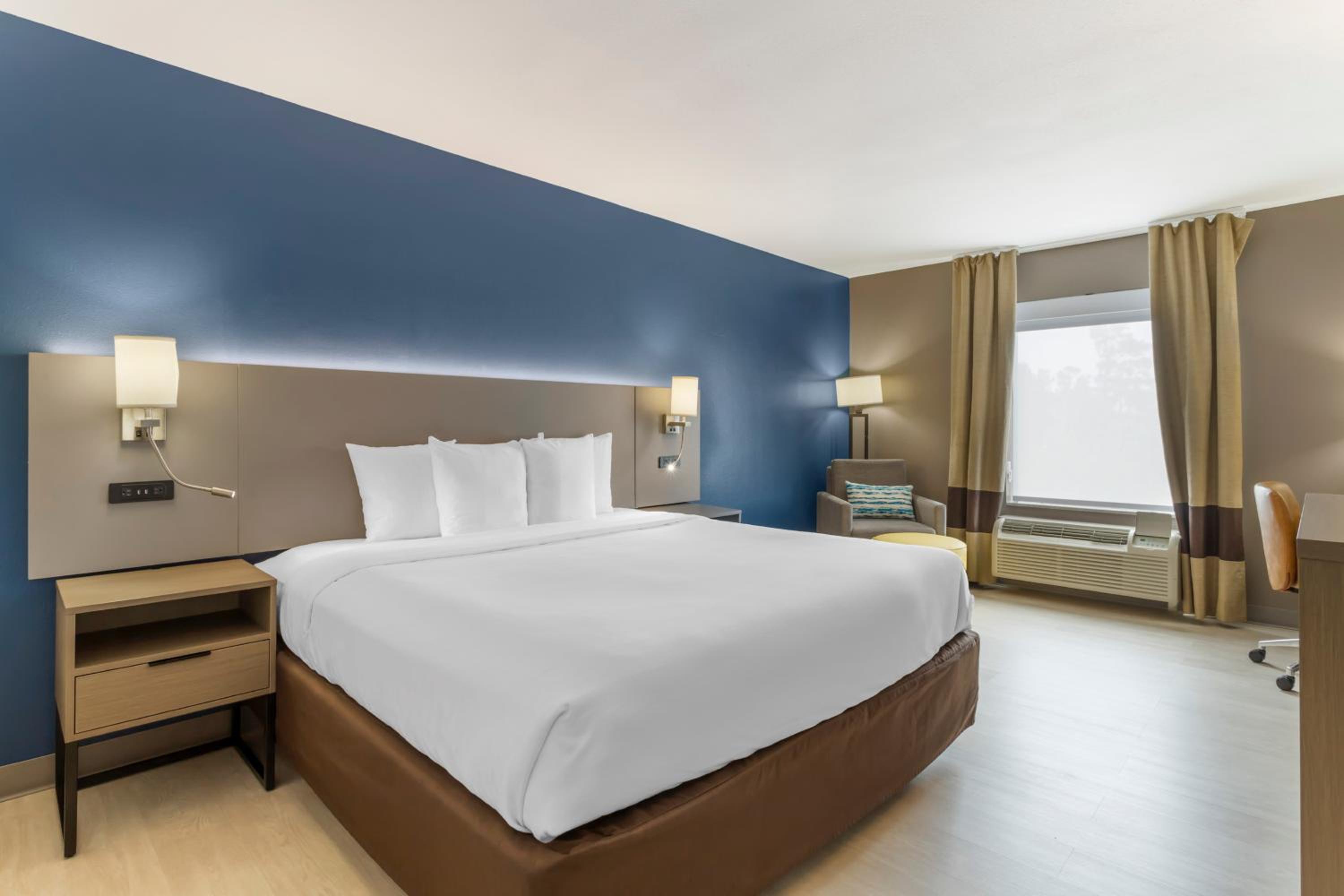 King Room - Non-Smoking - Photo 6