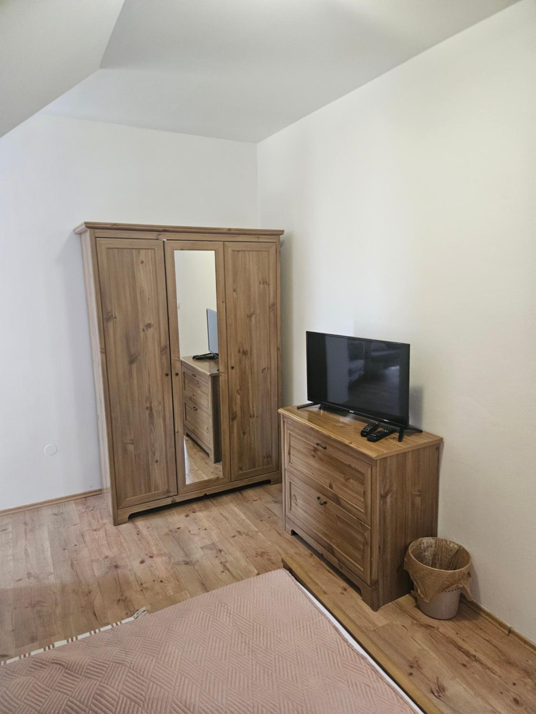 Large Double Room - Photo 2