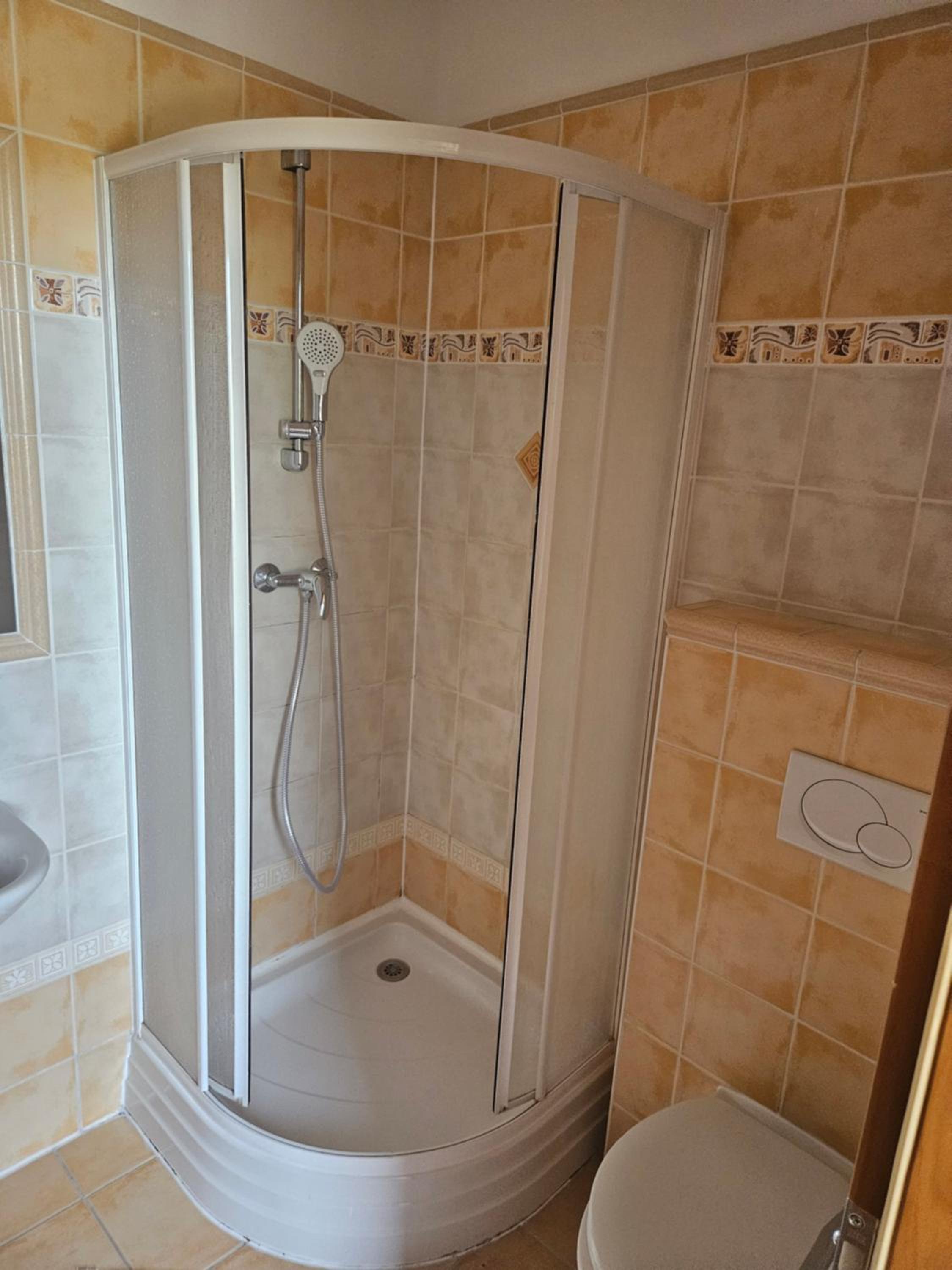 Large Double Room - Photo 3