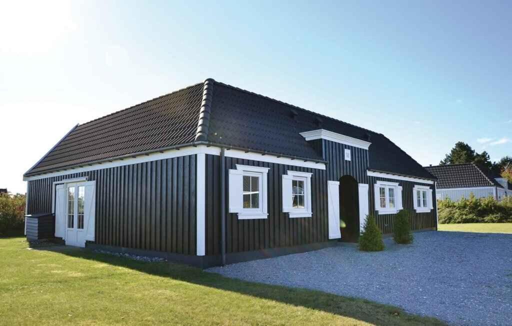 Three-Bedroom Holiday Home  photo 2